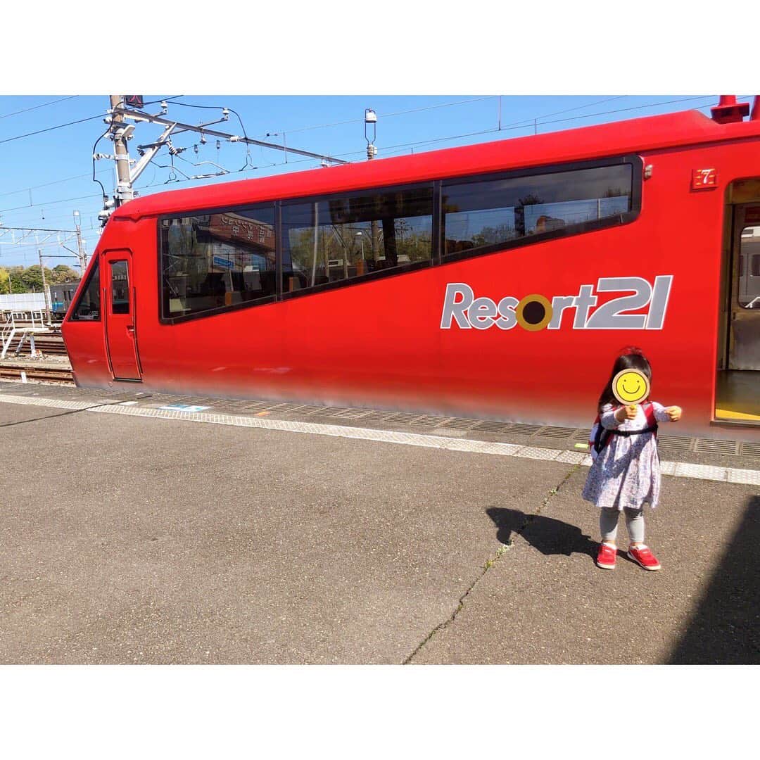 村井美樹さんのインスタグラム写真 - (村井美樹Instagram)「「赤い電車が来るといいねー！」と言ってたら、本当にキンメ電車が✨ 赤が大好きな娘、大喜びでした☺️  #伊豆急行 #リゾート21 #キンメ電車  #こけし #旅こけし #阿保正文工人」4月16日 23時06分 - miki_murai_