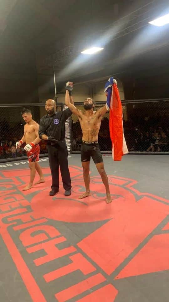 ジョンス のインスタグラム：「First professional finish!!  Plus knock out of the night bonus 🤑 . . Thank you @strikingbyx_warriorsnation for being patient with me and believing in me. We made a plan for this year and we on our way!!! Shout out to @tevindyce for all your help this camp, and for being in my corner for this fight. Appreciate you bro.  All my guys and girls  @jacksonwink_mma thank you for all your motivation, your push and the work we put together.  . . And my guy @warriorstyle for holding me down during and before this camp. Thank you for believing in me and investing your time energy and money into my. Really appreciated and it's just the beginning. Check them out for all your training gear. . . #ART#WAR#fighter #sponsored#mma#viral#tranding#post#share#explore#repost#newyork#brooklyn#jackson#wink#warriors」