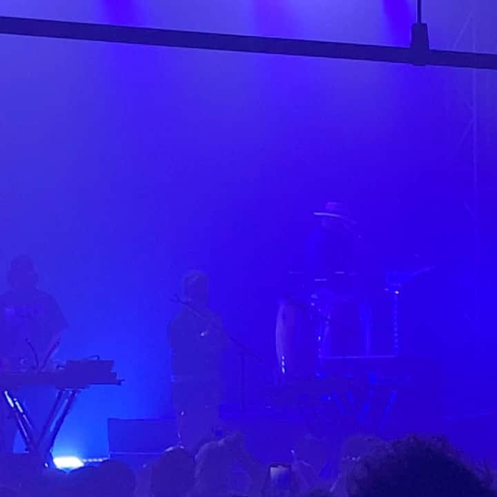 ジェイ・ハガリーのインスタグラム：「Hot Chip @venturamusichall #ohmygod #hurrachelights」