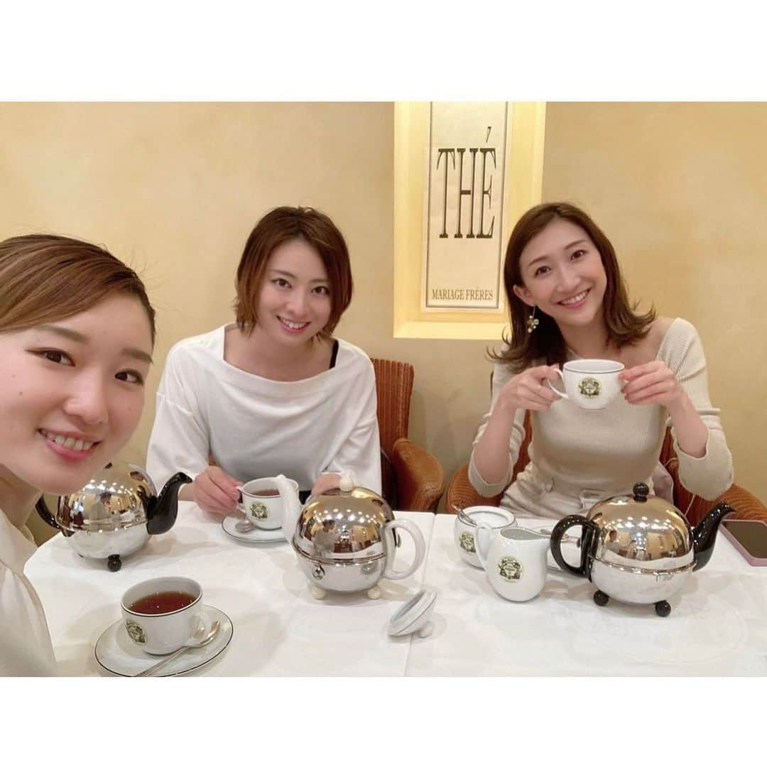 蒼真せれんのインスタグラム：「⁡ 昨日の同期３人お洒落カフェの旅…☕️ ⁡ ハシゴしまして 2軒目は  MARIAGE FRÈRES PARIS - KOBE （マリアージュ フレール フランス） ⁡ という、 なんとお茶の種類が１００種類以上もある素敵な場所☕️  沢山ありすぎて、 店員さんにオススメも聞くことも出来たのですが、 私は直感でキャラメル風味の紅茶を即決しました笑  とってもお洒落な雰囲気で 優雅に楽しいひとときpart2を 過ごしました💕 ⁡  #音風せいや #夢乃花舞 #98期  #蒼真せれん #mariagefreres  #マリアージュフレール  #紅茶 #tea ☕️」