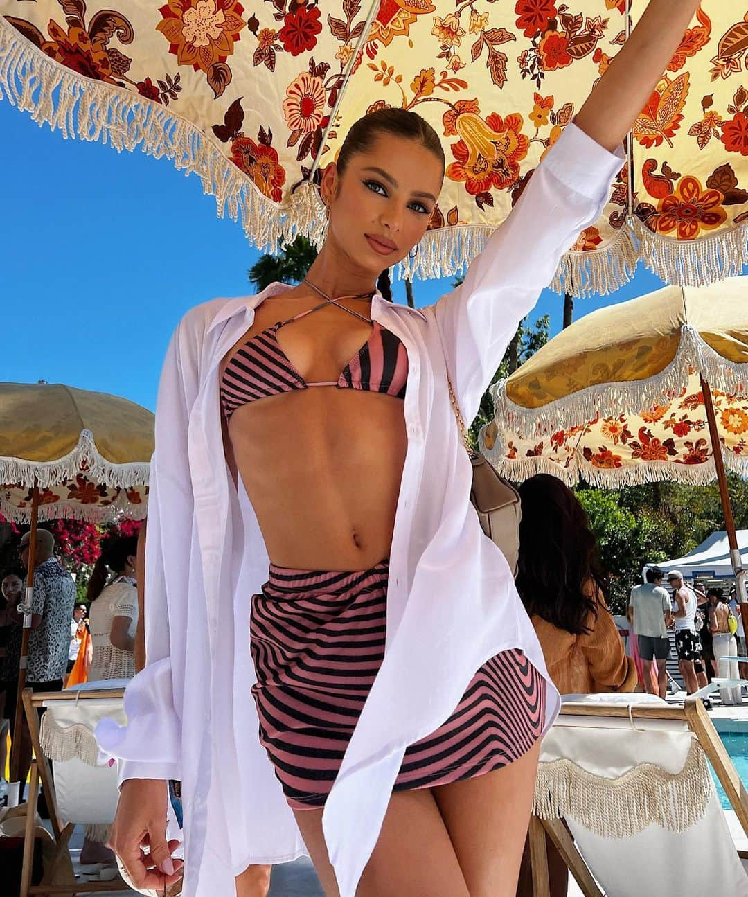 ブルーナ・リリオのインスタグラム：「Yesterday’s pool party at #HOTELrevolve  #REVOLVEfestival 🤍 @revolve #coachella2022」