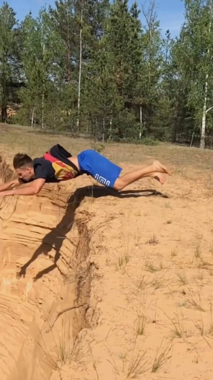 のインスタグラム：「地面スレスレでコントロール @pashatheboss  #レッドブル #翼をさずける #parkour #パルクール」