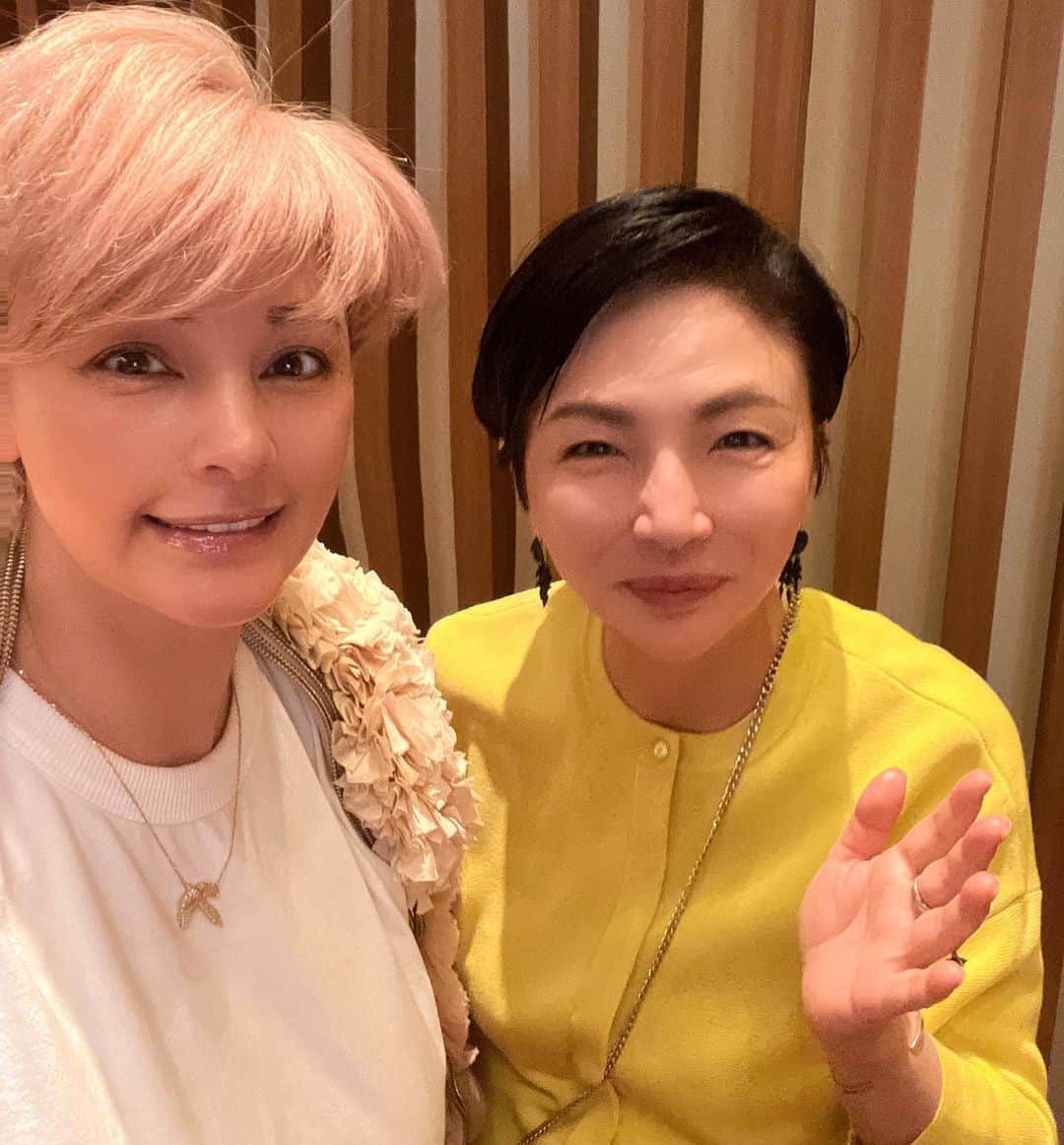 のインスタグラム：「@thepeninsulatokyo と  @anteprimaofficial のコラボのアフタヌーンティーが 始まりました🧁☕︎  皆様是非💕💕  アンテプリマ〜 @izumianteprima 💕💕  いづみさんとの歴史は長く  出逢いは、私学生でした😅 10代だったかな〜 😅 両親と一緒に行った香港で初めてお会いして😊  ご主人様は、海外で活躍する実業家の荻野正明さんです⭐️ わかりやすく言いますと😅アジアにPRADAを持って来て広めた方になります😊 香港、シンガポールと 👏👏👏 荻野夫妻には、昔から大変お世話になっております。  1986年香港のペニンシュラが  PRADA第一号店です👏  凄い事です👏👏👏  そして、1993年 自社ブランド  アンテプリマがイタリアで誕生しました⭐️⭐️  いづみさんがデザイナー⭐️  誕生から5年後  日本人女性として初、  ミラノコレクションに参加 🇮🇹👏👏  いづみさんは、 東京、香港、イタリアを飛び回り、🌍  今も昔も変わらぬいづみさんです👍👍  アンテプリマ  クリエイティブディレクター  荻野いづみさん💕💕💕  #ペニンシュラ東京  #香港 #ペニンシュラアフタヌーンティー  #アンテプリマ #prada  #コラボレーション  #荻野いづみさん  #荻野正明さん」