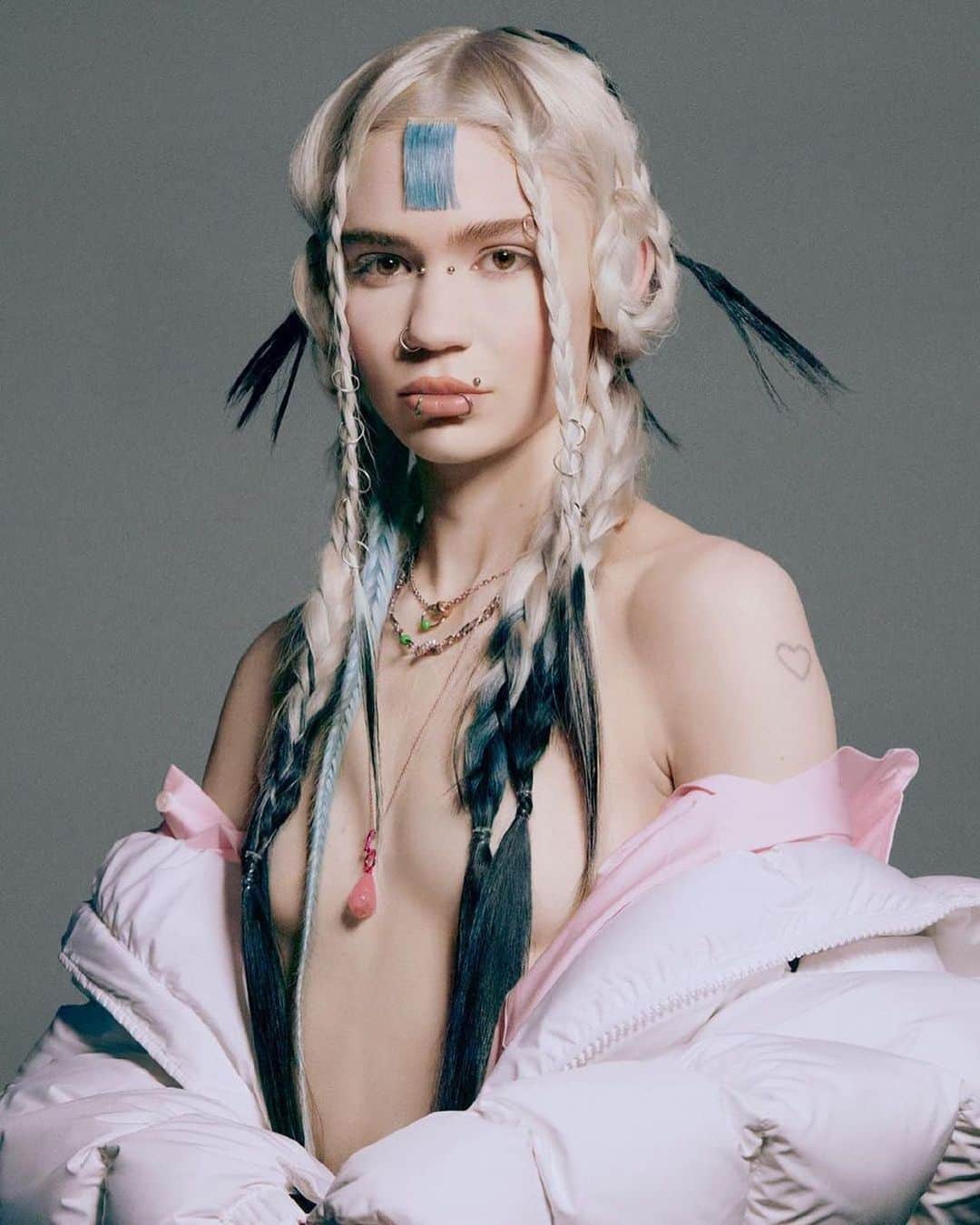グライムスのインスタグラム：「Talking w @eartheater for @thetravelalmanac !  GRIMES x EARTHEATER music coming soon 🧝🏻‍♀️🧝🏻‍♀️  Photographer: @charlottemwales Stylist: @clare_byrne Hair: @evaniefrausto Make Up: @samvissermakeup Manicurist: @nailsbymei Casting: @bertmartirosyan Publicist: @Huxley Ranting and raving/ wizard energy: @bryanhuynh」
