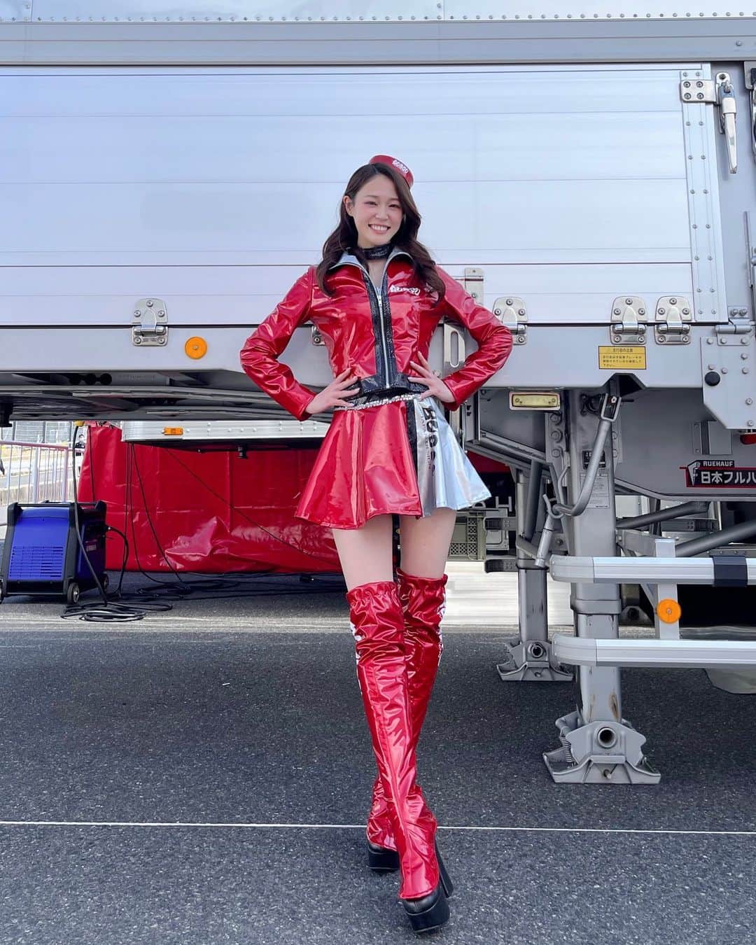 橘香恋のインスタグラム：「おはようございます🥰 ⁡ 前回の投稿に イイネとコメントありがとうございます💗 ⁡ ／ ⁡SUPER GT Rd.1 岡山国際サーキット ⁡＼ ⁡ ⁡昨日の予選日お疲れ様でした✨ ⁡ ⁡私たちが応援する ⁡34号車 BUSOU Drago CORSE 1000分の5秒差でQ1突破ならずでした…🥲 ⁡「惜しい…！！！」って思ったよね💭 ⁡私もそう思いました❕ ⁡ ⁡なので！本日の決勝は！巻き返しを願って✨ ⁡一緒に熱い応援を送りましょうっ✊🏻🔥ﾒﾗﾒﾗ ⁡ ⁡本日グリッドボード担当ですっ🫡✨ ⁡ ⁡ピットウォークやスポンサーステージなどで 皆様とお会いできたり、一緒に応援できるのが とっても嬉しいし楽しいです🥰 ⁡ ⁡今日もお待ちしておりますっ❕ ⁡」