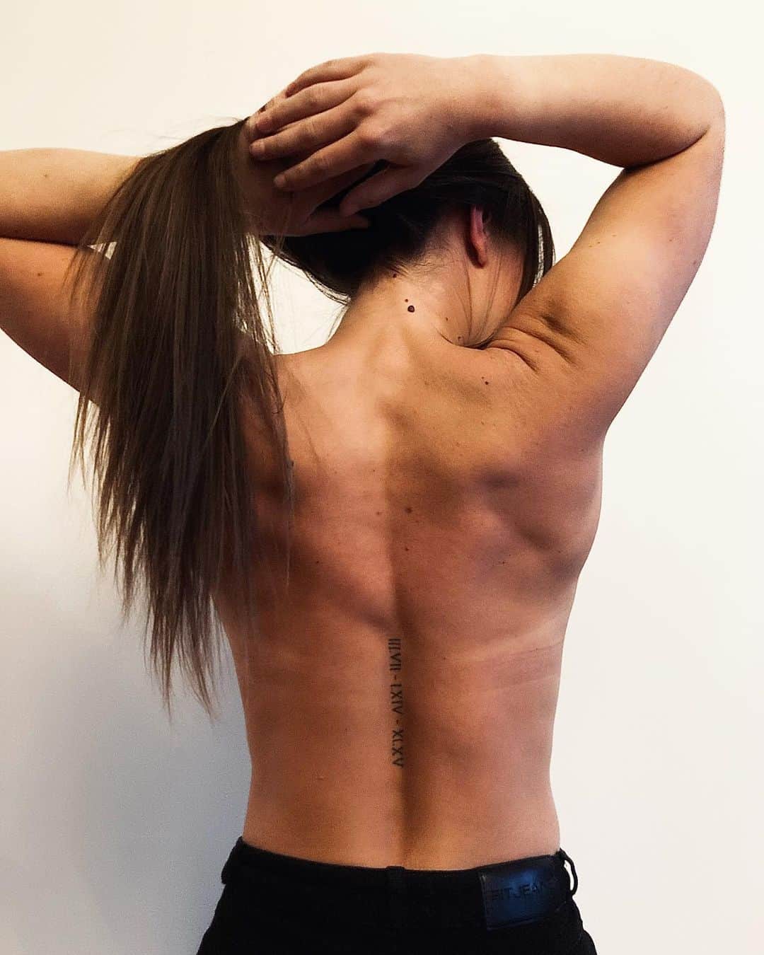 ヴァネッサ・グレニエのインスタグラム：「For my 30th birthday, I wanted to have these 3 important dates tattooed on me. They are my reminder that you can achieve your goals, even those that seem fairly ambitious at first. Sometimes the path is clear, the steps are obvious, other times you just gotta trust that you'll get there and just move forward. No matter what, IF you set your mind to it, put in a constant effort and don't second guess yourself, you can succeed. Despite what people around you will think or tell you. No goal is too ambitious, no dream is out of reach. 𝑌𝑜𝑢 𝑏𝑒𝑡 𝐼’𝑙𝑙 𝑎𝑑𝑑 𝑚𝑜𝑟𝑒 𝑑𝑎𝑡𝑒𝑠 𝑡𝑜 𝑡ℎ𝑎𝑡 𝑡𝑎𝑡𝑡𝑜𝑜, 𝑐𝑢𝑧 𝐼 𝑤𝑖𝑙𝑙 𝑓𝑜𝑟𝑒𝑣𝑒𝑟 𝑏𝑒 𝑎 𝑙𝑖𝑡𝑡𝑙𝑒 𝑑𝑟𝑒𝑎𝑚𝑒𝑟 𝑎𝑛𝑑 𝐼 𝑤𝑖𝑙𝑙 𝑎𝑙𝑤𝑎𝑦𝑠 𝑏𝑒𝑙𝑖𝑒𝑣𝑒 𝑡ℎ𝑎𝑡 ℎ𝑎𝑟𝑑 𝑤𝑜𝑟𝑘 𝑤𝑖𝑙𝑙 𝑏𝑟𝑖𝑛𝑔 𝑦𝑜𝑢 𝑤ℎ𝑒𝑟𝑒 𝑦𝑜𝑢 𝑤𝑎𝑛𝑛𝑎 𝑔𝑜, 𝑜𝑟 𝑜𝑝𝑒𝑛 𝑑𝑜𝑜𝑟𝑠 𝑡𝑜 𝑝𝑙𝑎𝑐𝑒𝑠 𝑦𝑜𝑢 ℎ𝑎𝑑𝑛’𝑡 𝑒𝑣𝑒𝑛 𝑡ℎ𝑜𝑢𝑔ℎ𝑡 𝑎𝑏𝑜𝑢𝑡.  𝙼𝚊𝚛.𝟸𝟶𝟶𝟽 - 𝙹𝚊𝚗.𝟸𝟶𝟷𝟺 - 𝙽𝚘𝚟.𝟸𝟶𝟷𝟻 - ... 𝑊ℎ𝑎𝑡 𝑤𝑖𝑙𝑙 𝑡ℎ𝑒 𝑛𝑒𝑥𝑡 𝑑𝑎𝑡𝑒 𝑏𝑒?」