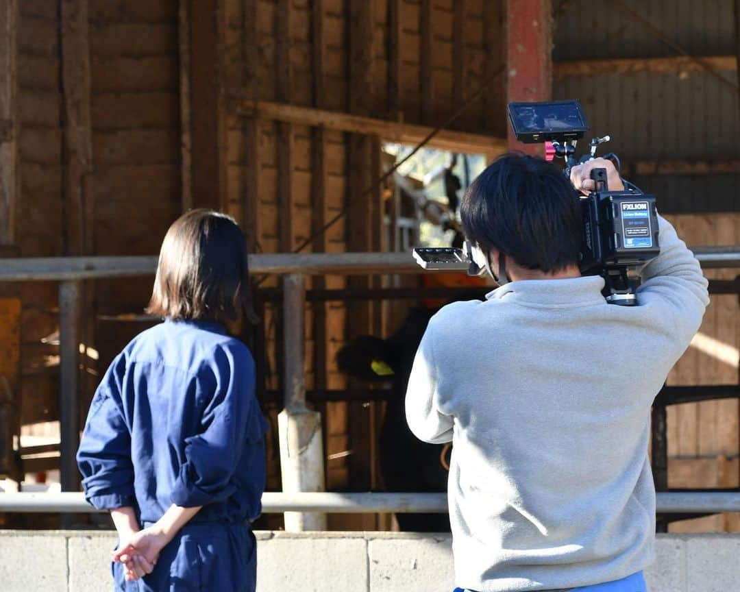 小川夏果さんのインスタグラム写真 - (小川夏果Instagram)「ドラマ×ドキュメンタリーを鹿児島県伊佐市の家畜農家さんで撮らせて頂きました。 I shot the documentary footage in a rural town called Isa City in Kagoshima Prefecture, located in the south of Japan.  Agriculture is thriving here, but there is a continuing labor shortage and the town suffers from an aging population. 雌牛と雄牛で飼育方法が違ったり、実際に糞の掃除や餌やりなどの体験をやらせて頂き、農家さんの実際のお話を色々交えながらドラマにしました。脚本は @takuro.c.i 私がずっとやりたかったことを叶えてくれた。タイトなスケジュールの中、2時間でストーリーを書き上げ、いつも伊地知の才能には驚かされる。感謝しかない。撮影に応じて下さった農家の方々にも心から感謝します。 ＊ #ドキュメンタリー  #documentary  #filmmaking  ちなみに鹿児島の黒牛は和牛王座を決定する大会で優勝した「全国和牛チャンピオン」なんです。さらに伊佐市で作られている伊佐米は県内一の生産面積と生産量を誇り、古くから「薩摩の米蔵」と言われているそうで鹿児島のお米もとっても美味しいんです。」4月17日 9時27分 - ogawanachu