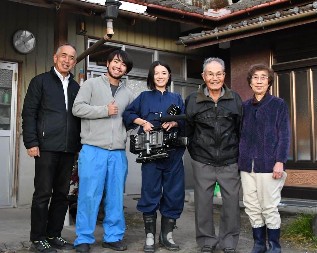 のインスタグラム：「ドラマ×ドキュメンタリーを鹿児島県伊佐市の家畜農家さんで撮らせて頂きました。 I shot the documentary footage in a rural town called Isa City in Kagoshima Prefecture, located in the south of Japan.  Agriculture is thriving here, but there is a continuing labor shortage and the town suffers from an aging population. 雌牛と雄牛で飼育方法が違ったり、実際に糞の掃除や餌やりなどの体験をやらせて頂き、農家さんの実際のお話を色々交えながらドラマにしました。脚本は @takuro.c.i 私がずっとやりたかったことを叶えてくれた。タイトなスケジュールの中、2時間でストーリーを書き上げ、いつも伊地知の才能には驚かされる。感謝しかない。撮影に応じて下さった農家の方々にも心から感謝します。 ＊ #ドキュメンタリー  #documentary  #filmmaking  ちなみに鹿児島の黒牛は和牛王座を決定する大会で優勝した「全国和牛チャンピオン」なんです。さらに伊佐市で作られている伊佐米は県内一の生産面積と生産量を誇り、古くから「薩摩の米蔵」と言われているそうで鹿児島のお米もとっても美味しいんです。」