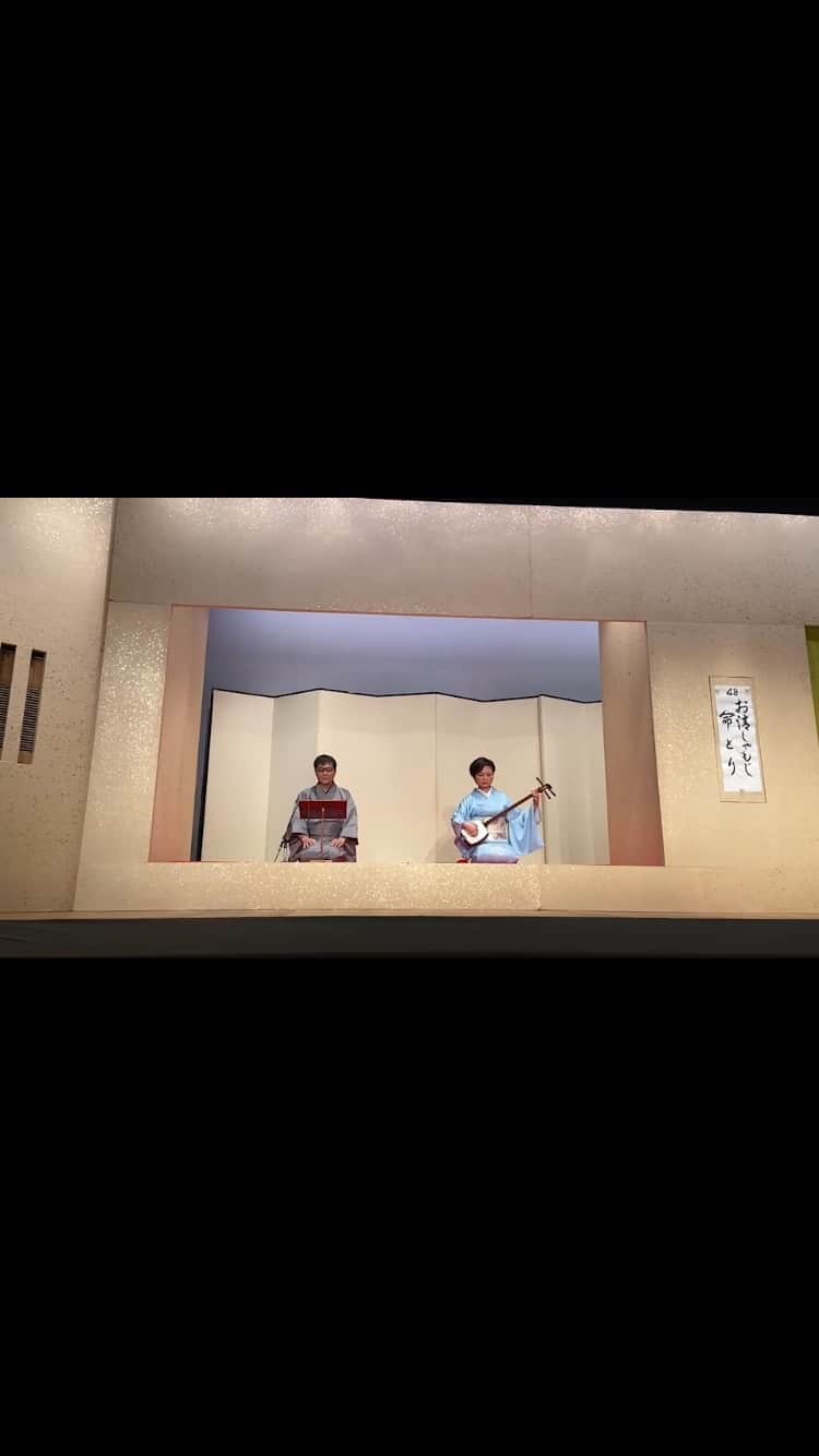 いとうせいこうのインスタグラム：「昨日の俺のギグ映像（撮影・浅草乃り江）。二曲目が新小唄。新しいのがしれっと発表されてるのは感慨深い。そして舞台上で歌詞にニ文字加わって真の完成へ。「恋だけが流行りの病だった頃　ナア」という出だしに。コロナを詠みこんでることをよりわかりやすく。」