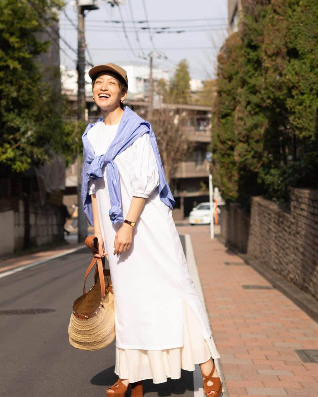 高山都さんのインスタグラム写真 - (高山都Instagram)「春だけじゃなく、一年中シャツって使える。 特にすこし大きめで、ユニセックスでベーシックなシルエットのもの。 羽織ったり、ボタン閉めたり、肩掛けしたり巻いたり…重ね着だってしやすいし。 自分の好きなように好きなバランスで着られる服。 @oblekt_jp にて、予約中ですがシャツも今季のオススメでお気に入り。 個人的には、袖をキュッとあげて手首見せたり、襟をすこし後ろに抜いたり、抜け感を出して着るのが好きです。(そのほうがビッグシャツはバランス良く着られる)」4月17日 9時59分 - miyare38