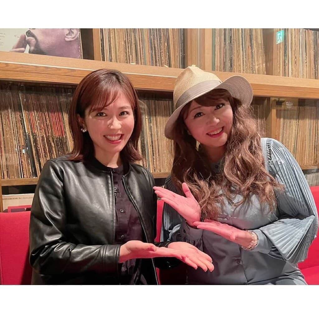 のインスタグラム：「* 佐世保の夜はジャズ👀✨  ジャズバー・イーゼルさんに 取材で伺うと… 大きな瞳で美しいお声の Rimaさん @dynaheel_rima に お会いすることが出来ました💛  生歌も披露して頂きました！  ジャズの沼に入ってしまいそうな感覚✨✨ 素敵なひと時🌷  佐世保ジャズの昔も 懐かしい映像と共に  長崎放送70周年特別番組は 5月4日（水）19時〜です🌸  #NBC #NBC長崎放送 #長崎放送 #nbcは70歳新人  #nbcは70周年  #佐世保 #佐世保ジャズ #佐世保ジャズバー #イーゼル #佐世保イーゼル #rimaさん #豊﨑なつき」
