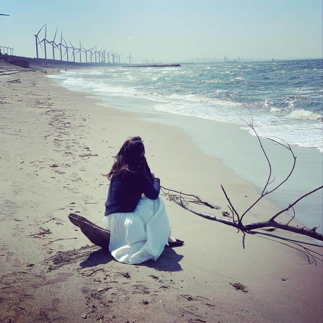 堀井美香さんのインスタグラム写真 - (堀井美香Instagram)「⁡ ふるさとの海 ⁡ 小さい頃父が連れて行ってくれた海水浴場で ⁡ 父に写真を撮ってもらうのちょっと泣ける。 ⁡」4月17日 10時43分 - horiimika2022