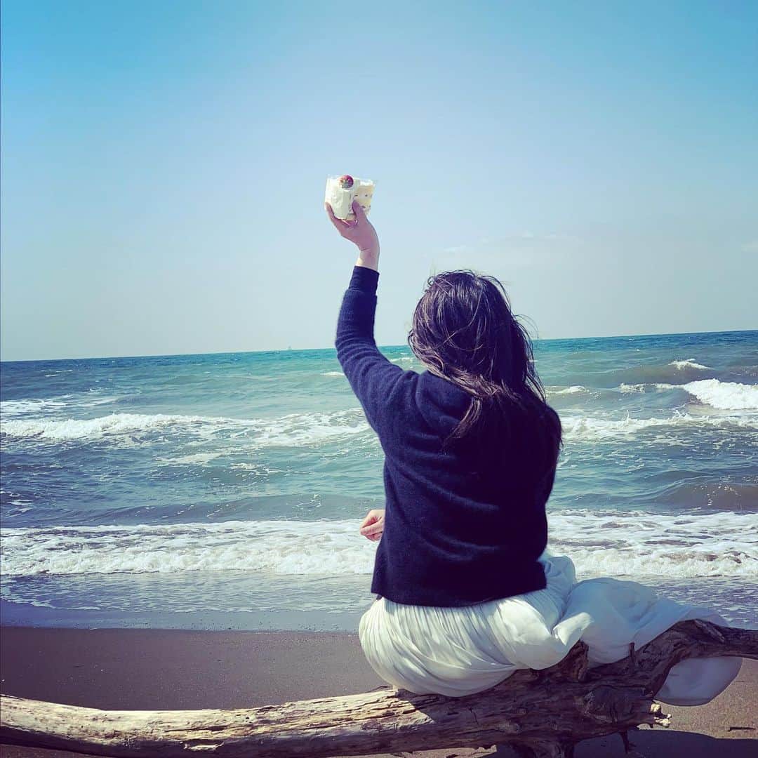 堀井美香さんのインスタグラム写真 - (堀井美香Instagram)「⁡ ふるさとの海 ⁡ 小さい頃父が連れて行ってくれた海水浴場で ⁡ 父に写真を撮ってもらうのちょっと泣ける。 ⁡」4月17日 10時43分 - horiimika2022
