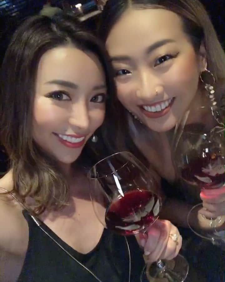 のインスタグラム：「学校のお友達とCheers😘🍷 美味しい赤ワインとステーキで大満足🥩 ケーキがたまらなく美味しかった🤤🍰  . . . #food #foodstagram #foodie #foodphotography #foodblogger #foodpic #foodpics #dinner #dinnertime #restaurant #melbournerestaurant #melbournestyle #melbourneliving #melbourne_insta #melbournelifestyle #melbournelife #australia #オーストラリア #メルボルン #海外生活 #オーストラリア生活 #メルボルン生活 #オーストラリア留学 #メルボルン留学 #メルボルンライフ #レストラン #ディナー #フード #フードスタグラム #フーディー」
