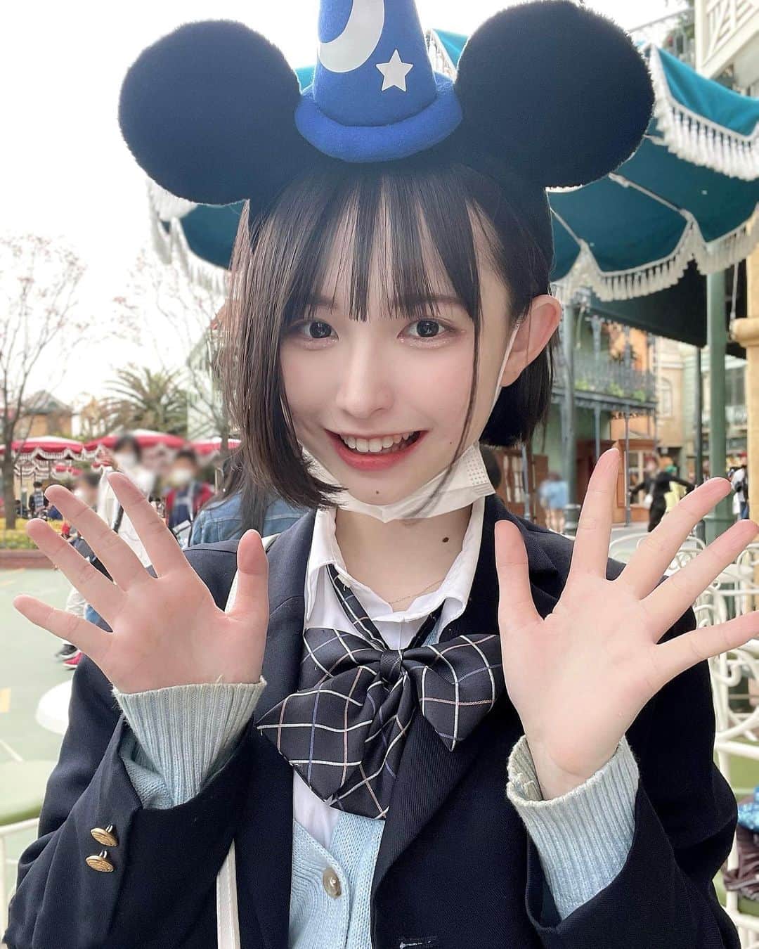 のインスタグラム：「数年ぶりのディズニーに行ってきました🙌🙌 高校の友達と4人で行ってすごく久しぶりですごく楽しかったです🥰 ・ ・ ・ #ディズニー#ディズニーランド#ディズニーコーデ #制服ディズニー #大学生#ボブ#ショートボブ#ぱっつん」