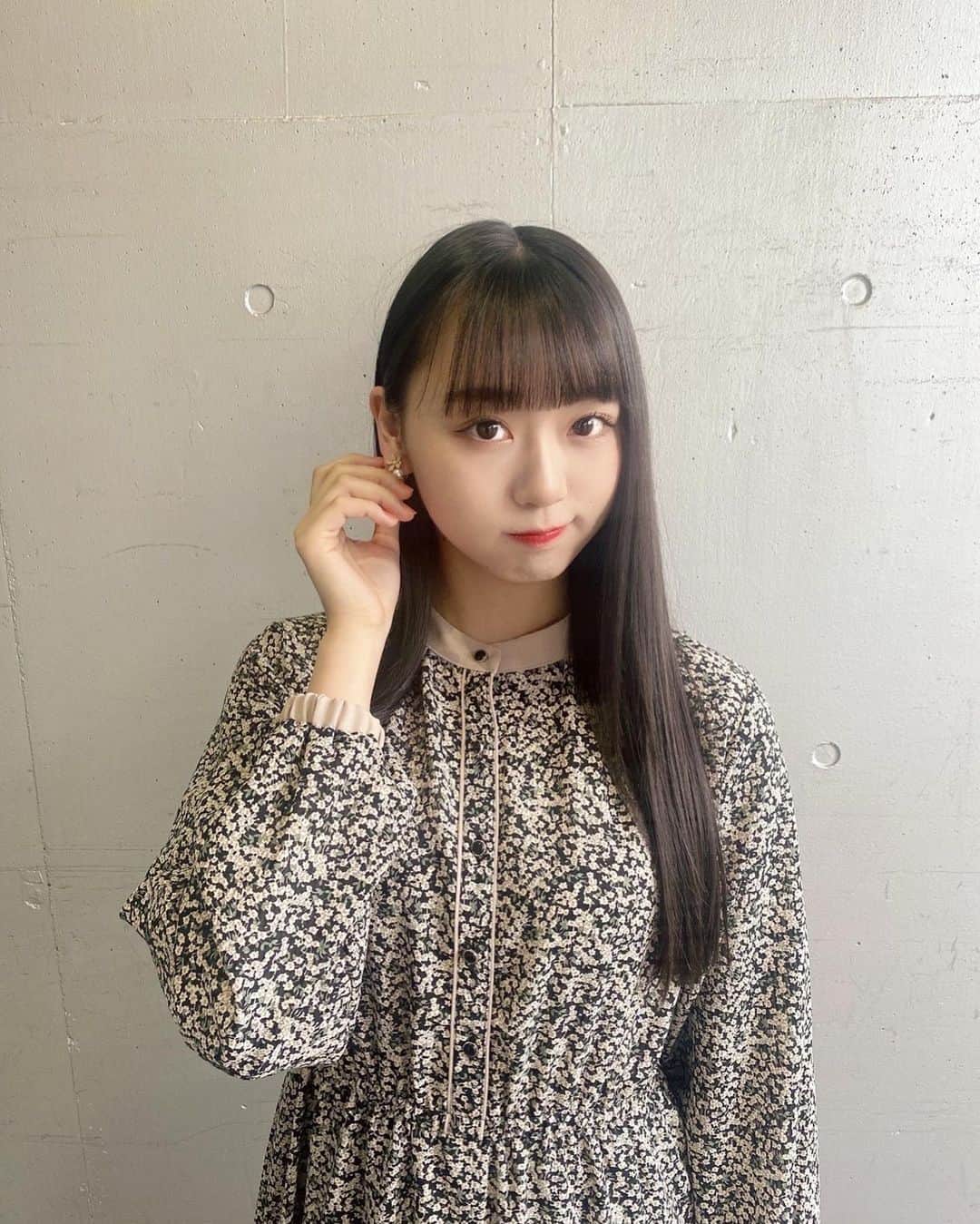 のインスタグラム：「珍しく柄物🖤  #ootd #outfit #花柄ワンピース #春服 #ストレートヘア」