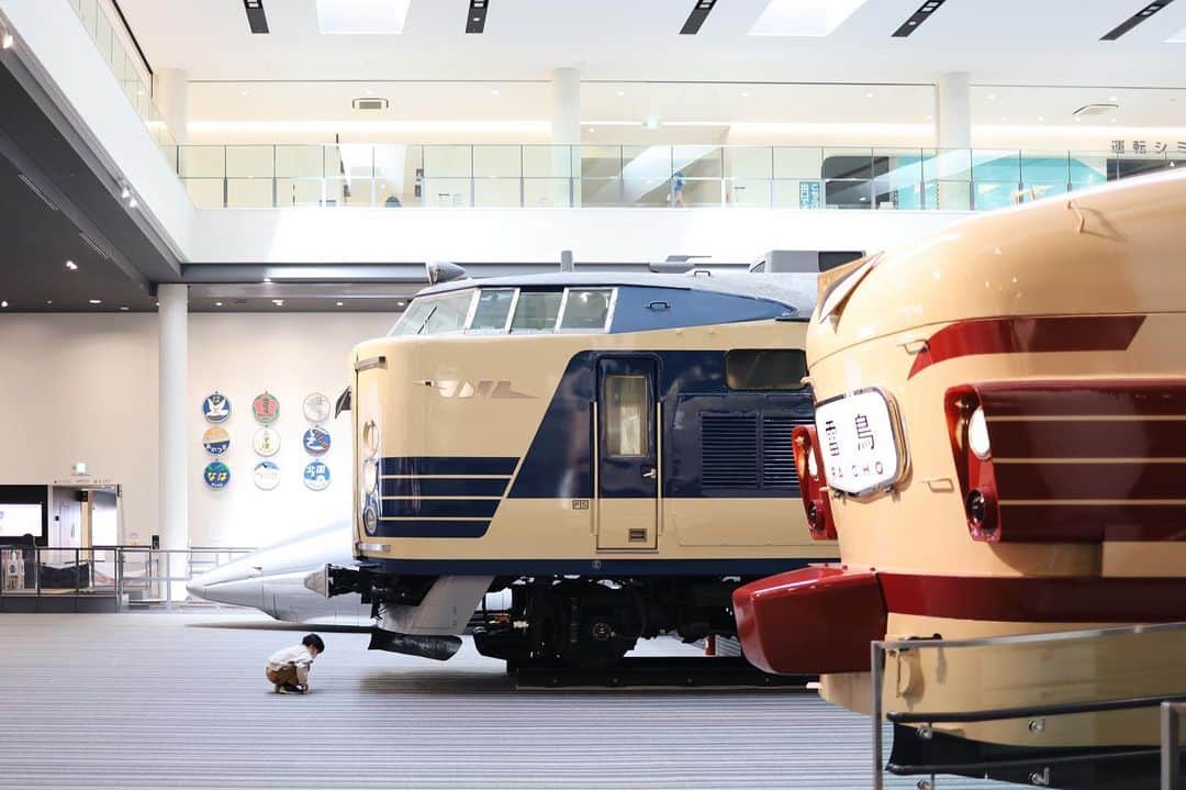 きなこのインスタグラム：「車体の下、気になるよねぇ😁 これまた久々な京都鉄道博物館。普段は触れない見れない入れない部分にこんなに急接近できちゃうなんて、大人も子どもも興奮しちゃうよね♩  でも、前に来た時には大喜びでチャレンジしていた運転シュミレーターを、「そんなのもうしないよ…見るだけでいいから😗」とクールに拒否されてしまった。。電車大好きブームも静かに落ち着き、こうして息子とここに来られるのも最後か、あと何回だろうと思うと寂しい…😭  息子と一緒にいろんな所にお出かけしてきて、「はじめて」がいっぱいあったけれど、少しずつ「さいご」もやってくるお年頃。ひとつひとつの一緒に過ごせる時間を大切にしたいな。楽しんでくれるタイミングを逃さずに連れ出してあげたい🚃」