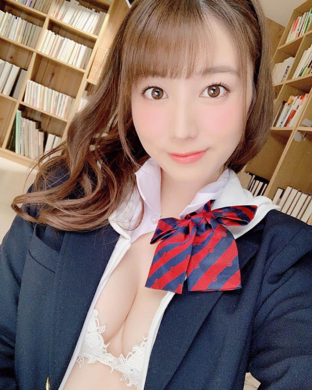 初川みなみさんのインスタグラム写真 - (初川みなみInstagram)「いよいよ明日だーー！！❤️ ⁡ 〜はっつ組情報〜 4/18(月)19:00以降順番に ズームサイン会が決定しました🎉 (お顔出さなくても🆗だよ💓) ⁡ この日のためだけに撮ったオリジナル写真に サインとコメント入れてプレゼントです🎀 ⁡ ズームサイン会のプラン以上の方が限定なので ぜひお試しにでもはっつとお話しにきてみてね💓 ファンクラブのURLはプロフィールにあるよ♡ ⁡ 今月18日が厳しい場合は、来月倍の時間で お話ができるので、ぜひよろしくお願いします🍒 ⁡」4月17日 20時59分 - hatsukaw_aminami