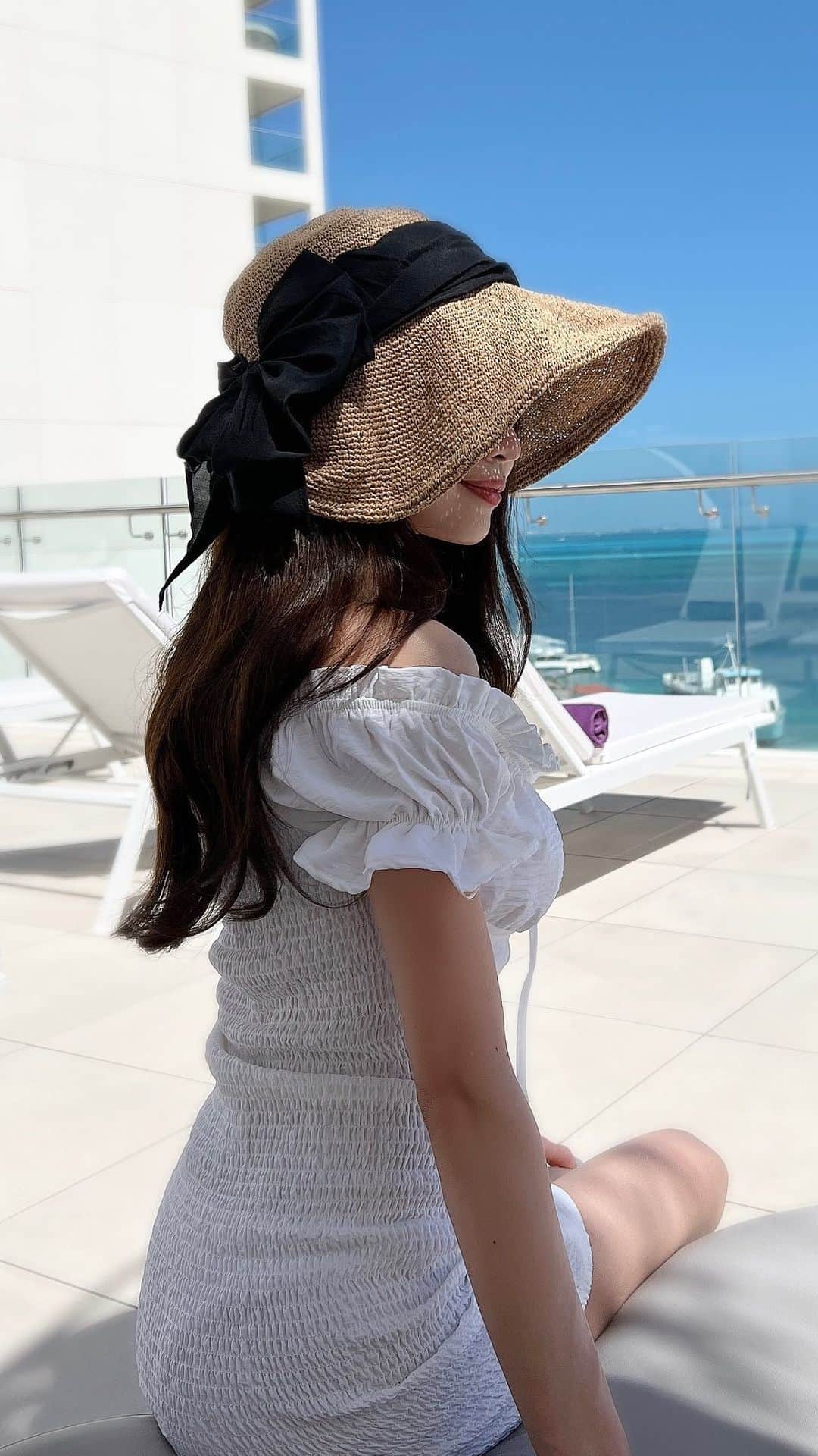 のインスタグラム：「カンクンのおすすめホテル🏨 Breathless Cancun @breathlessresorts 💓 　 ルーフトップのプールが最高でした🥺 数ヶ月前にできたばかりのピカピカホテル💓 めちゃくちゃ綺麗でした👏 　 　 #海外旅行 #海外生活 #旅行 #旅行コーデ #ホテル #ホテルステイ #女子旅 #メキシコ旅行 #メキシコ #トラベル #cancun #looftop #infinitypool #poolside」
