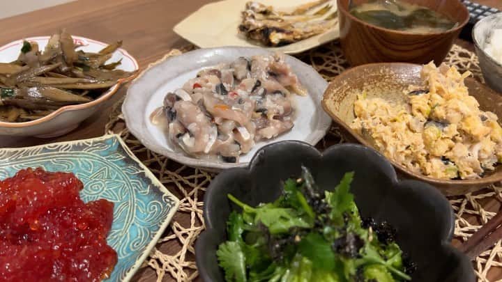 YU-U（工藤由布）のインスタグラム：「旅ご飯🍚青森便📦🍎 おかーさん本当にありがとうな食卓😭 お味噌汁とサラダ作って ご飯たいただけ➿🍚 青森らしい、東北らしい感じだよね🙌🏻 筋子たらこはもちろん、懐かしい母の味の数々🤤 アンコウのとも和え絶品だった💯 🗣メモに最高のアンコウで作ったよって書いてあった 笑 お酒もすすむけど今日はがっつり白米で🍚 ・・・ #uごはんたち #旅ご飯」