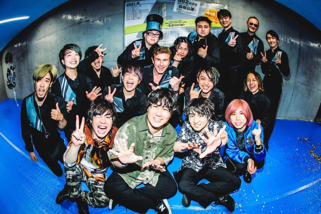 のインスタグラム：「【tour 2021-2022 - #Editorial -】  〜 2021,9,4 - 2022 ,4,17 〜 Official髭男dism初の全国アリーナツアー #Editorialツアー 48公演全日程が終了しました。  ご来場頂いた皆さん 来れずとも魂参戦で応援して頂いた皆さん 本当にありがとうございました。  またいつか必ず ライブでお会いしましょう🤘」