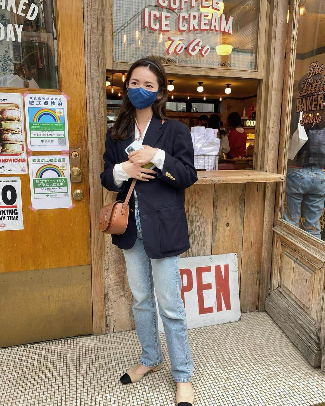 宮所舞のインスタグラム：「. ブラウスにデニムにジャケットは 永遠に好きな組み合わせ🫶🏽💋#dkr服  やっとドーナツ食べれるから だいぶ嬉しそうな顔😚🍩(2枚目)」