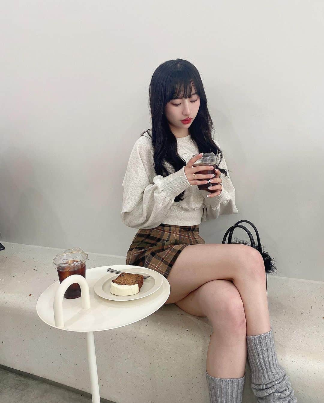 藤川らるむさんのインスタグラム写真 - (藤川らるむInstagram)「久々のカフェ活 ☕️🍃 ⁡ 中野にこんなおしゃれなカフェあるなんて😶 ❕ カヌレは売り切れてて食べれなかったけど ⁡ キャロットケーキたべたよ🥕 ⁡ ⁡ ⁡ ‬ ⁡ ⁡ ⁡ ⁡ ⁡ 여자 #followｍe #follower #女孩 #섹시한 #fashion #ınstagood #photooftheday #art #igersjp #selfie #팔로우환영 #란제리 #속옷 #น่ารักจัง #ใสใส#สคใส #ยิ้ม #คําคม  #สาวออฟฟิต#ถกและดีมือนจริง #สาวออฟฟิศ #姫カット  #中野カフェ #新宿カフェ #韓国カフェ #コリアンカフェ #無機質カフェ #ルーズソックス」4月17日 21時21分 - ralumu_00