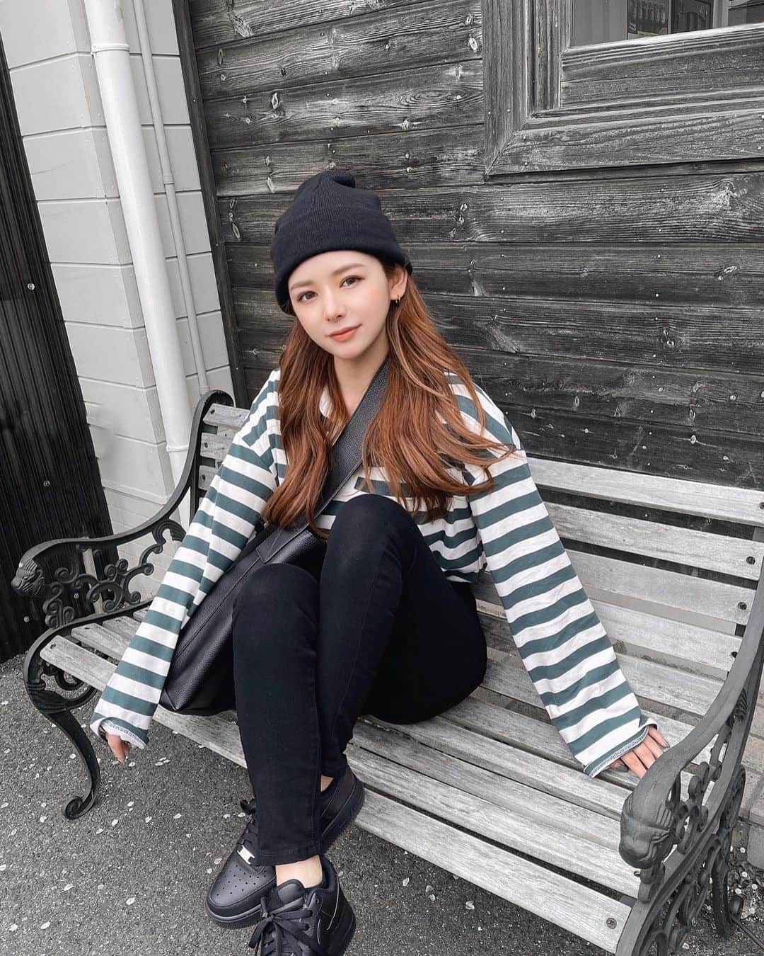 のインスタグラム：「.  𝐁𝐨𝐫𝐝𝐞𝐫🎬  カジュアルな日でした🌻 @sheinofficial @shein_japan   Tops/3278373 bottom/3259698  服だけじゃなくて生活雑貨類もここで買えるから 暇さえあればアプリ開いてる😂  クーポンコードmiu2022 の入力で6月末まで 購入金額1～5,999円まではセール価格より15%OFF、 6,000円以上は20%OFF🤎  . #SHEIN #SHEINgals #SHEINforall #SHEIN購入品 #春コーデ #ママコーデ #ママファッション」