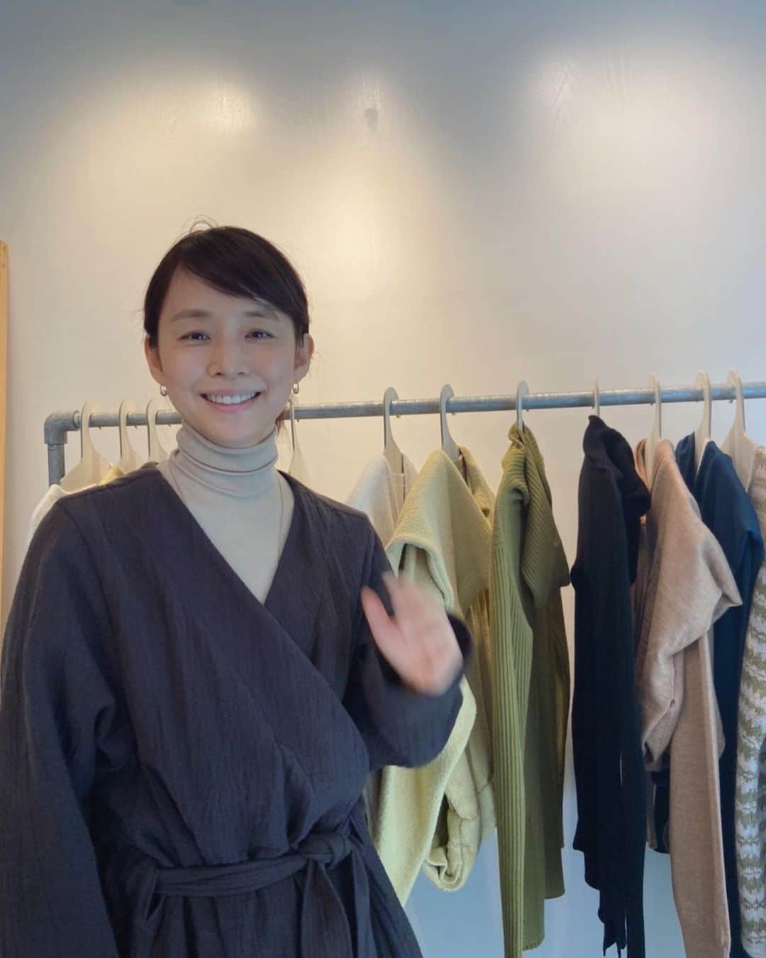 石田ゆり子さんのインスタグラム写真 - (石田ゆり子Instagram)「展示会シーズン。 毎日のように、いろんな展示会に顔を出してしまいます。私はつくづく服が好きです。 どのブランドにも世界があって夢があって、そして何よりも 服には人々を元気にさせる 魔法がかかってる… 昨日は、一色紗英ちゃんの ARCHへ☺️ 紗英ちゃんのことは、デビューの時から知っている。あの時のまんま、のびのびと明るく優しく、 本当に素敵な女性になった紗英ちゃん。 彼女の作る服は彼女そのものです。 この着物みたいな マントみたいなドレスが 好きだ！！😊😍 紗英ちゃん、ありがとう😊」4月17日 12時44分 - yuriyuri1003