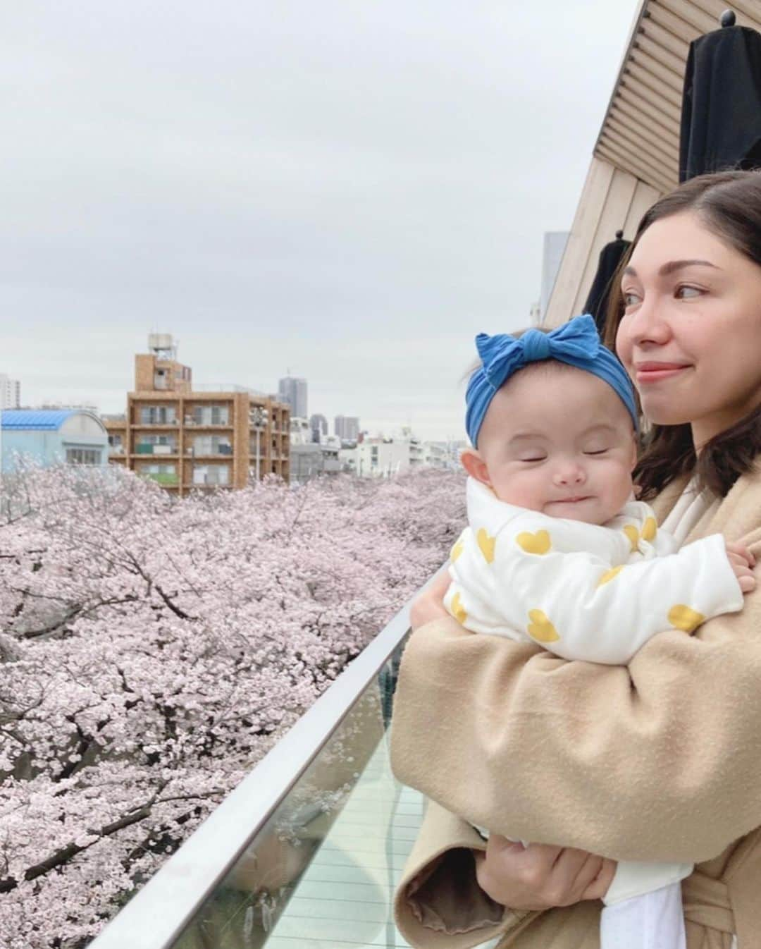 横山エリカさんのインスタグラム写真 - (横山エリカInstagram)「🌸SAKURA 2022🌸 . .  #お花見 #桜 #初めてのお花見 #生後6ヶ月 #生後6ヶ月女の子 #赤ちゃん #育児 #赤ちゃんのいる生活 #子育て #9月14日生まれ #9月生まれ #9月生まれベビー #女の子ベビー #女の子ママ #令和3年ベビー #6monthsold #6montholdbaby #cherryblossoms #hanami #sakura2022」4月17日 12時55分 - erika0630