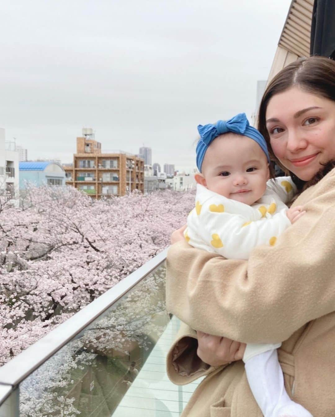 横山エリカさんのインスタグラム写真 - (横山エリカInstagram)「🌸SAKURA 2022🌸 . .  #お花見 #桜 #初めてのお花見 #生後6ヶ月 #生後6ヶ月女の子 #赤ちゃん #育児 #赤ちゃんのいる生活 #子育て #9月14日生まれ #9月生まれ #9月生まれベビー #女の子ベビー #女の子ママ #令和3年ベビー #6monthsold #6montholdbaby #cherryblossoms #hanami #sakura2022」4月17日 12時55分 - erika0630