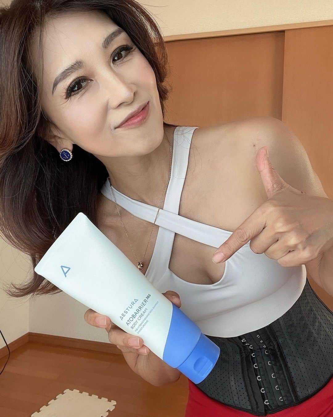のインスタグラム：「ジムに行く前には 肌に艶感が欲しいので 必ずボディクリームを つけます。 艶々肌がかっこいいよ。  Aestura(エストラ)は、韓国最高のビューティー企業アモーレパシフィック社が展開するメディカルビューティーブランドなんだよ。  美容大国韓国では 有名ブランドなの。  極度の乾燥肌のわたしには、  エストラ アトバリア365ボディクリームの しっとり感はありがたい〜。  ご覧のように スルっーとのびるけど しっかり潤って、 角質を柔らかくしてくれるから使いつづけると やわやわ肌になるよ。 わたしは、 お風呂上がりにもつかいます。 カサカサ肌の痒みが なくなって 背中に爪痕が残らなくなりました🤣  夏の暑い時期には エストラ アトバリア365 ボディーローション でも良いかも。さらっと 付け心地よくて、 付けたあとにベタベタしないの。 男性にはこちらぐらいの サラサラ感が おすすめかもです。 ポンプ式で使いやすいから 部屋においておいて 鏡前で ポージング時に さっと塗ろう笑笑 ほら ツヤ感がでて 優勝🏅 黒い肌こそ艶が大事です🥰  こちらは Qoo10エストラ公式ショップで買えるから、チェックしてみてね。  @nearndear.jp  @aestura_jp   #aestura#エストラ#nearndearjp  #肌荒れ#ボディクリーム  #ボディローション #筋トレ #筋トレ女子 #筋トレダイエット#Fitnesswear#フィットネス#Fitness#フィットネスウェア#筋トレ女子と繋がりたい #筋トレで減量 #くびれ#美ボディ #アラフィフ#なおこ語録#アラフィフコーデ#筋トレ日記 #筋トレ生活 #ボディメイク #50代の筋トレ #熊本 #アンチエイジング#kumamoto #Trainingmotivation #Bodybuilding#Muscletraining」