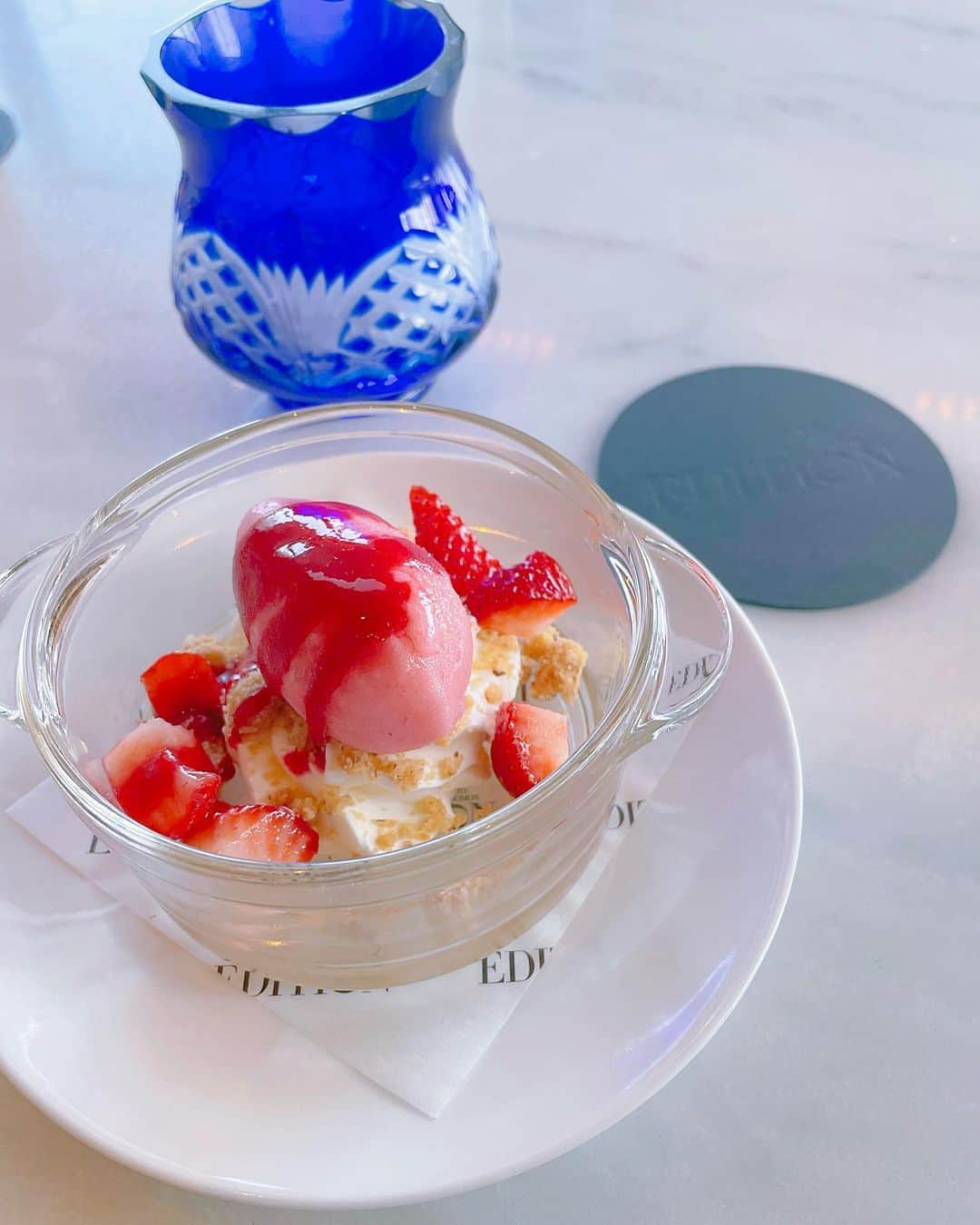 K͎A͎R͎E͎N͎のインスタグラム：「🌏The Blue Room  ランチははじめてお邪魔した🍴 どうしてもこのブルールームに行きたくて💙🟦 @toranomonedition  @tomochinoo   #tranomonedition #tokyotoranomonedition #edition #y2k」