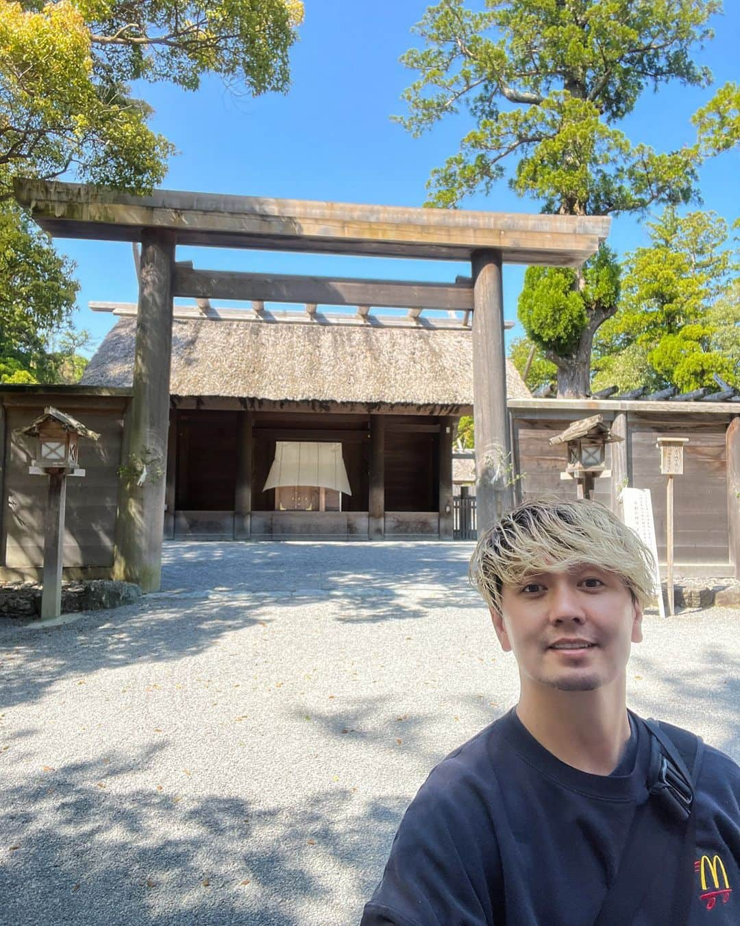 SHOCK EYEさんのインスタグラム写真 - (SHOCK EYEInstagram)「伊勢神宮⛩ 誰もいない外宮、正宮の前でパシャリ。 よく見たら、 御幌（白い布）が、ふわーってめくれてるの✨ ありがたや🙏  #外宮 #正宮 #伊勢神宮 #御幌 #御幌舞い上がる #待ち受けにどうぞ」4月17日 14時06分 - shockeye_official