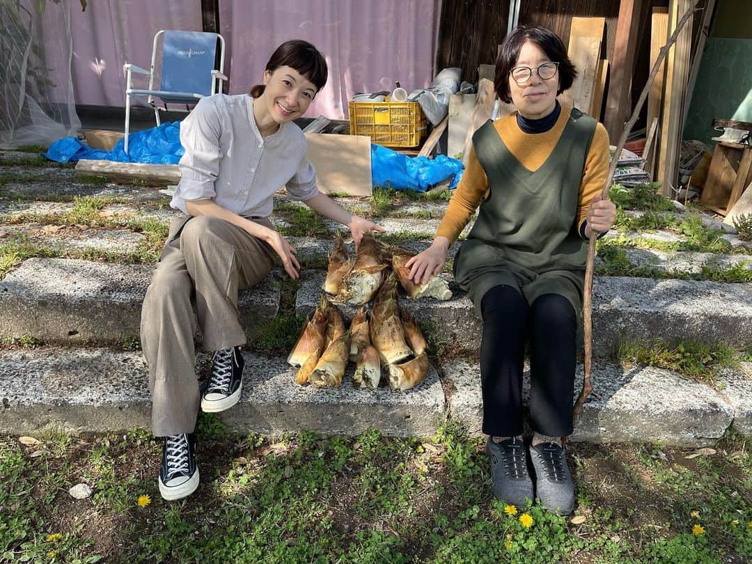 香菜子のインスタグラム：「PCR検査結果、陰性の結果を見て、ばびゅんと実家へ。 実家から車で30分くらいのところに住む群馬の叔母の家へ。 ふらりと寄ったつもりが 「タケノコ掘りに行こうー！」と家の裏にある竹藪へ。 はじめは目が慣れずなかなか見つけられなかったものの 徐々に目が慣れて、見つかる、見つかる。 結果、大収穫！ その後は蕨や 山うど、椎茸などなど 盛りだくさんの山の幸。 田舎育ちなのに こういうものを採った経験がほとんどなく 藪に入ったりしていたら 腕がかぶれていて 弱っ。自分、弱い。 美味しいもの食べるには 皮膚も強くしとかんとね。 それにしても 山の幸採りは たーのしーねー！」
