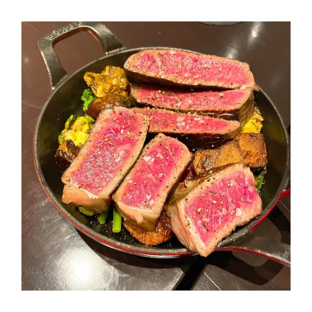 坂田陽子さんのインスタグラム写真 - (坂田陽子Instagram)「いやいや。 主人の誕生日だからとリクエストした訳でも何でも無いです🤣 ・ こちらは目黒にある肉好きにはたまらないであろうビストロ @cellarfete #セラフェ　さんの スペシャリテ、生肉のタルタルステーキ‼️ ・ 旨味たっぷり滑らかな舌触りの牛肉と玉ねぎや香草類のバランスも素晴らしく、ケッパーが凄く良いアクセント！岩塩の加減で繊細に味が変化していくのも楽しい。添えられたクレソンと一緒に頂くとほろ苦さがより肉の旨味を引き立てる❤️ ・ 2枚目の豚足と椎茸のカリカリトロトロテリーヌはその名の通りの食感と、コラーゲンたっぷり豚足のまったりした脂の余韻が堪らない。椎茸と相まって更に旨味が倍増！ ・ 3.4枚目はレバーのステーキ！ これが私には驚愕の美味しさだった🤣 トロフワレバーはあれども 舌の温度でとろけてクリーミーさを味わえるレバーとは‼️びっくり、びっくり！ めちゃくちゃ美味しかった（←本当に食レポの人🤣？） ・ グラスシャンパン、ワイン1本と共に肉フレンチを堪能し飛ばし過ぎたか少々お腹いっぱいになりかけたところで1時間遅れで息子登場🤣 ・ シェフが厳選したその日のお肉を絶妙な火入れでシンプルに頂く。 内腿の力強い肉の旨味、サーロインの上質な脂の甘みを、、、 殆ど息子がたいらげました🤣 ・ 本場の日常フレンチをちょっと贅沢に隠れ家で味わえる、そんなお店でした😍 ・ #フレンチビストロ #目黒ビストロ #肉フレンチ #牛肉のタルタル #豚足のテリーヌ #レバーステーキ #肉好きにはたまらない #肉好きワイン好き集まれ #忘れちゃならない #〆のジャージャー麺　がまた美味しい #美味しい肉は人を笑顔にする」4月17日 15時27分 - yokosakata