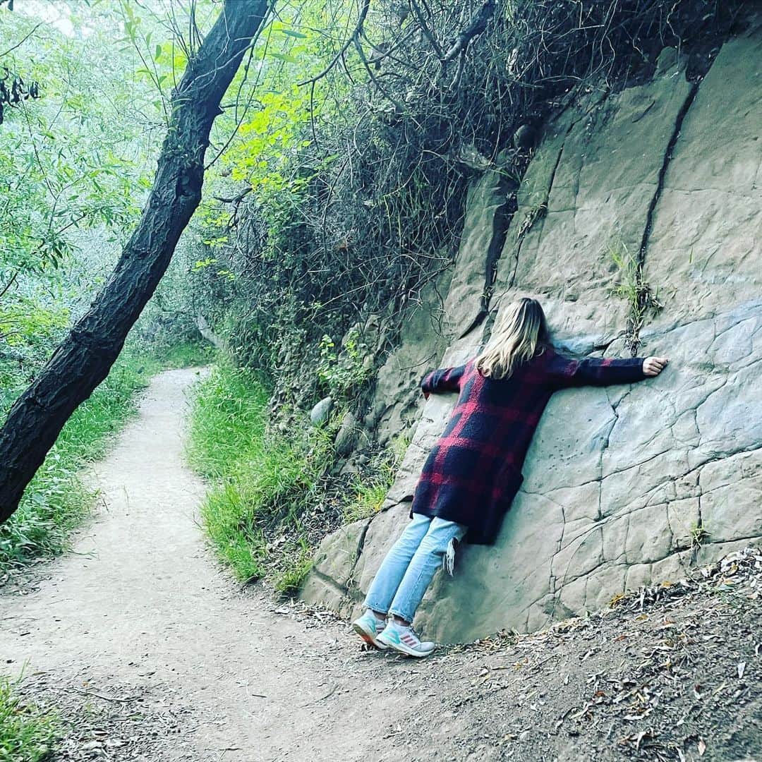 のインスタグラム：「I hugged a rock today. Missed you, Temescal Canyon. 🙈🪨  📸 @nicolelapin」