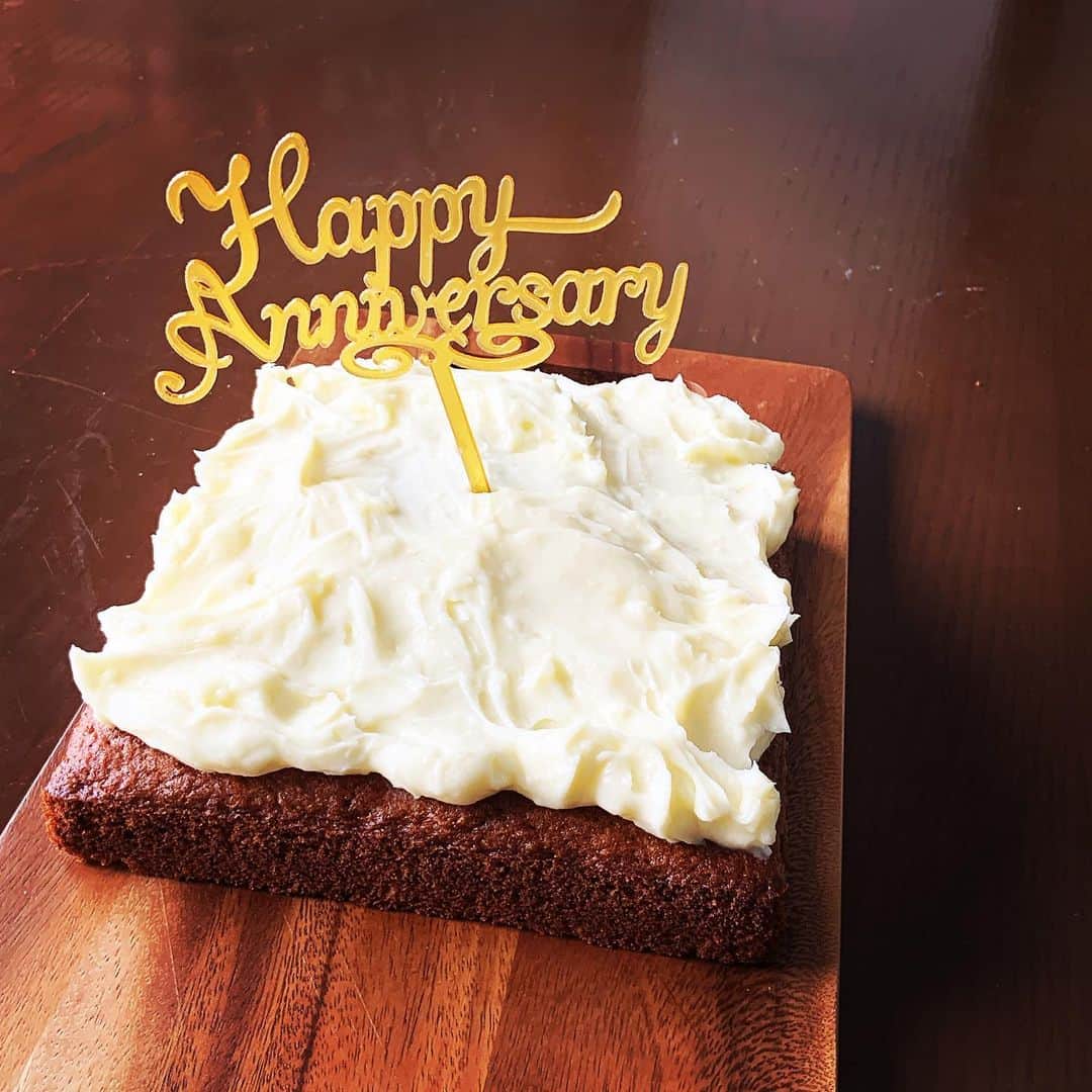 志摩有子のインスタグラム：「11周年のお祝いを兼ねて手土産にキャロットケーキを焼く。レモンクリームチーズのアイシングたっぷり🍋  #キャロットケーキ #11周年おめでとうございます  #手土産」