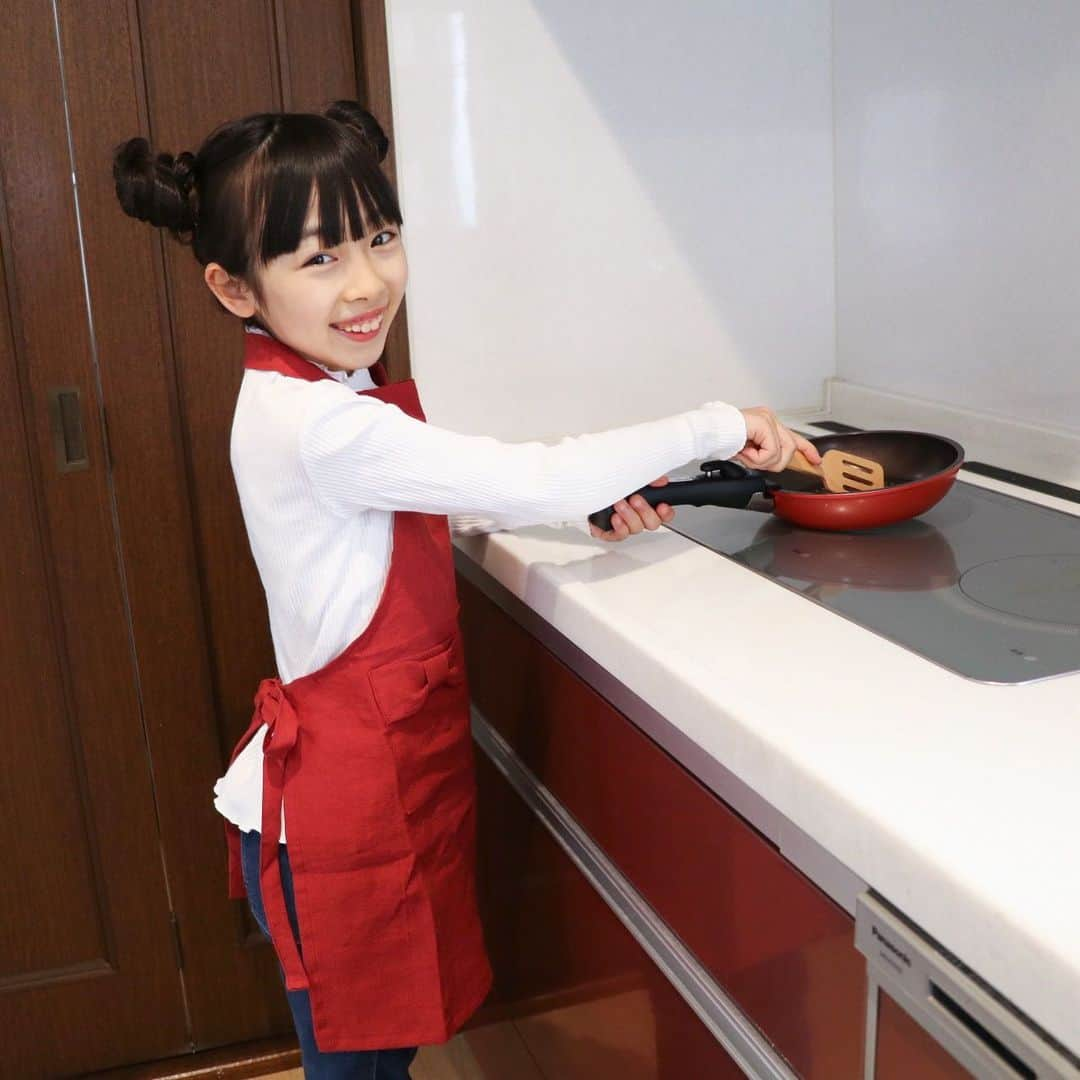 Akiのインスタグラム：「#PR 4/17 ・ 娘が1人で作れる 得意料理のレパートリー👧🏻 ・ ・ ①かつおぶしと調味料を絶妙に配合した おかかおにぎり ・ ②愛を込めてみじん切りにした ネギ入り納豆ご飯 ・ ②ココア(hot,ice) ・ ・ 誰かがおうちに来たら このメニューでおもてなしするそうです😌 ・ 味噌汁が飲みてぇな😌 ・ ・ ・ 娘がつけてる  @ethenandco さんのエプロン👗 ・ フレンチリネンだから すごく柔らかくて着心地最高🥺✌️ ・ ・ 今までわりと暗めな色のエプロンしか 持ってなかったんだけど ・ 娘も 「この色すごく好き！」 と言うほど ・ 素敵な赤色👧🏻 ・ #母ちゃんの髪色とお揃いだね ・ ・ あ、新婚さんごっこなうに使っていいよ💍←懐 ・ ・ ・ ・ ・ PR @ethenandco #エプロン#キッズエプロン#フレンチリネン#親子の時間#子供エプロン#Ethen&Co#トリドリベース」