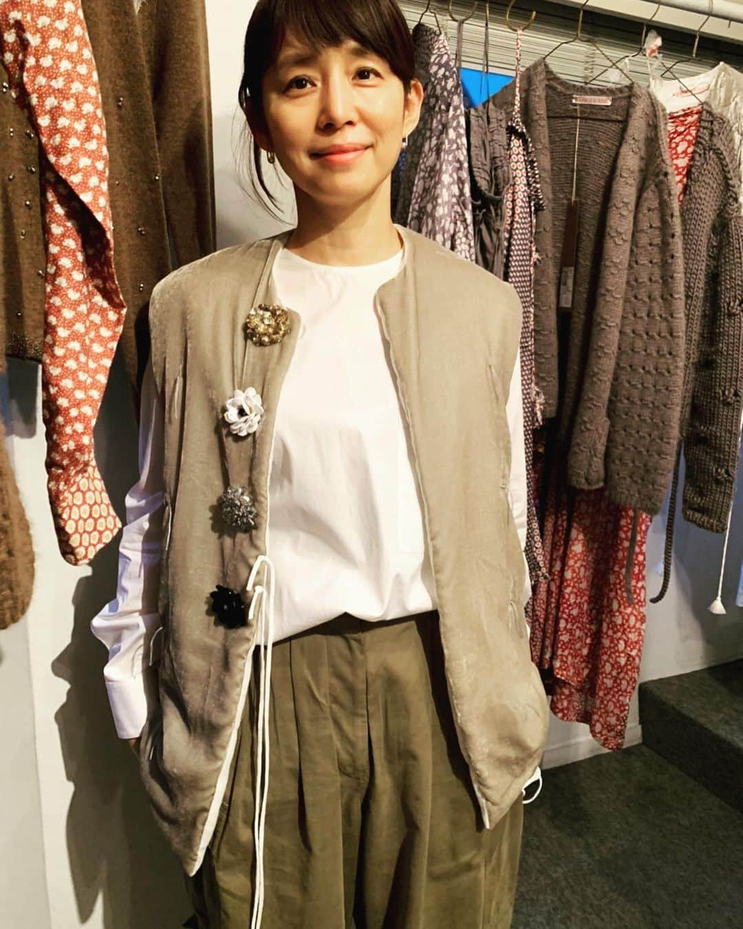 石田ゆり子さんのインスタグラム写真 - (石田ゆり子Instagram)「そしてまた、先日の すてきな展示会の時のものです。 宿題を終わらせて、急いで駆けつけた展示会。寒い雨の日でした。 towavaseというすてきなブランド。このような手仕事感に 女はいつも弱い。私も然りです。 生地も素敵でした。繊細なベルベット👀😊 #towavase #タマティーノ写真館」4月17日 16時11分 - yuriyuri1003