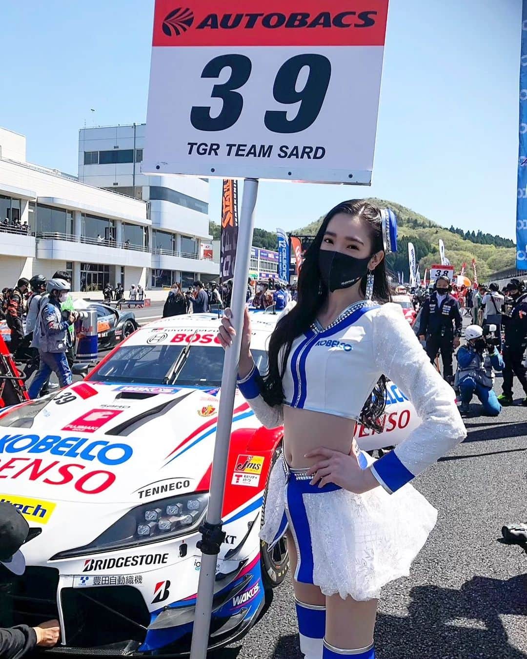 のインスタグラム：「SUPER GT Rd,1 岡山開幕戦✨  本日の決勝レース39号車 DENSO KOBELCO SARD GR Supraは、2番手のフロントローからのスタートで8位でチェッカーを受けました🏁  2日間沢山の熱い応援有り難うございました💙❤️ 次戦5/3,5/4富士戦も引き続き宜しくお願いします✨  #supergt #supergt2022 #racequeen #rq #costume #tgrteamsard #kobelco #kobelcogirls #スーパーgt #レースクイーン #コベルコガールズ」