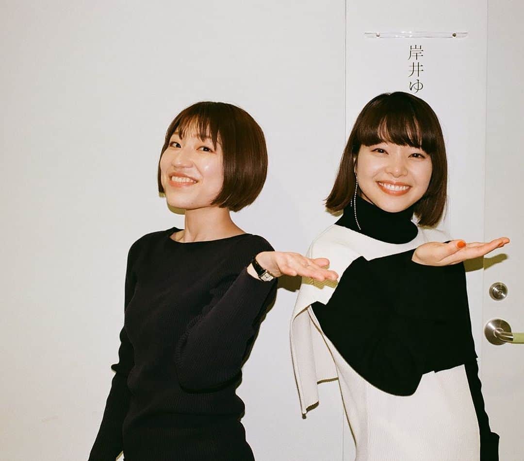 岸井ゆきののインスタグラム：「『行列のできる相談所』に出演しました。 サプライズスペシャルか〜！自分がもしあるとしたら関取花さん以外絶対いないけど、ホントウに唯一無二すぎてこの手のサプライズに何度も出てもらっているので（🥹） 今回は台本にも何も書いてないし流石にないよな〜とおもっていたんですけど VTRで関取さん出てきて、アッもー！びっくりした！けど、ホントこんな時にいつも助けてくれてありがとうって思ったら🥹 ？！！、生身の花ちゃんが、リアル花ちゃん目の前に出てきたので心臓飛び上がって椅子からおちるとこでした。 こういうの、ホントにドッキリなの本気マジ。本人が出てくるのはもう、ほんとに、腰抜けちゃう。勘弁してください！！！ありがとうございました！花ちゃんだからこそのサプライズ、有難う🥭❣️ ひさしぶりに会えてうれしくて話したいこと沢山あっておわってからぽつぽつ話せました！さんぽしようね〜さくら散っちゃったけど若葉が青くて綺麗。グローブくらいおおきなデニッシュ食べよう🥐  ドラマ観てください。土曜ドラマ『パンドラの果実〜科学犯罪捜査ファイル〜』 は、4/23よる10時から‼️‼️🍎🍎🍎みんな健康、撮影順調です。よろしくお願いします。 このあと24時からTFMの『澤本・権八のすぐにおわりますから』にラジオ出演します。こちらもぜひ！📻　#すぐおわ　#tokyofm #パンドラの果実」