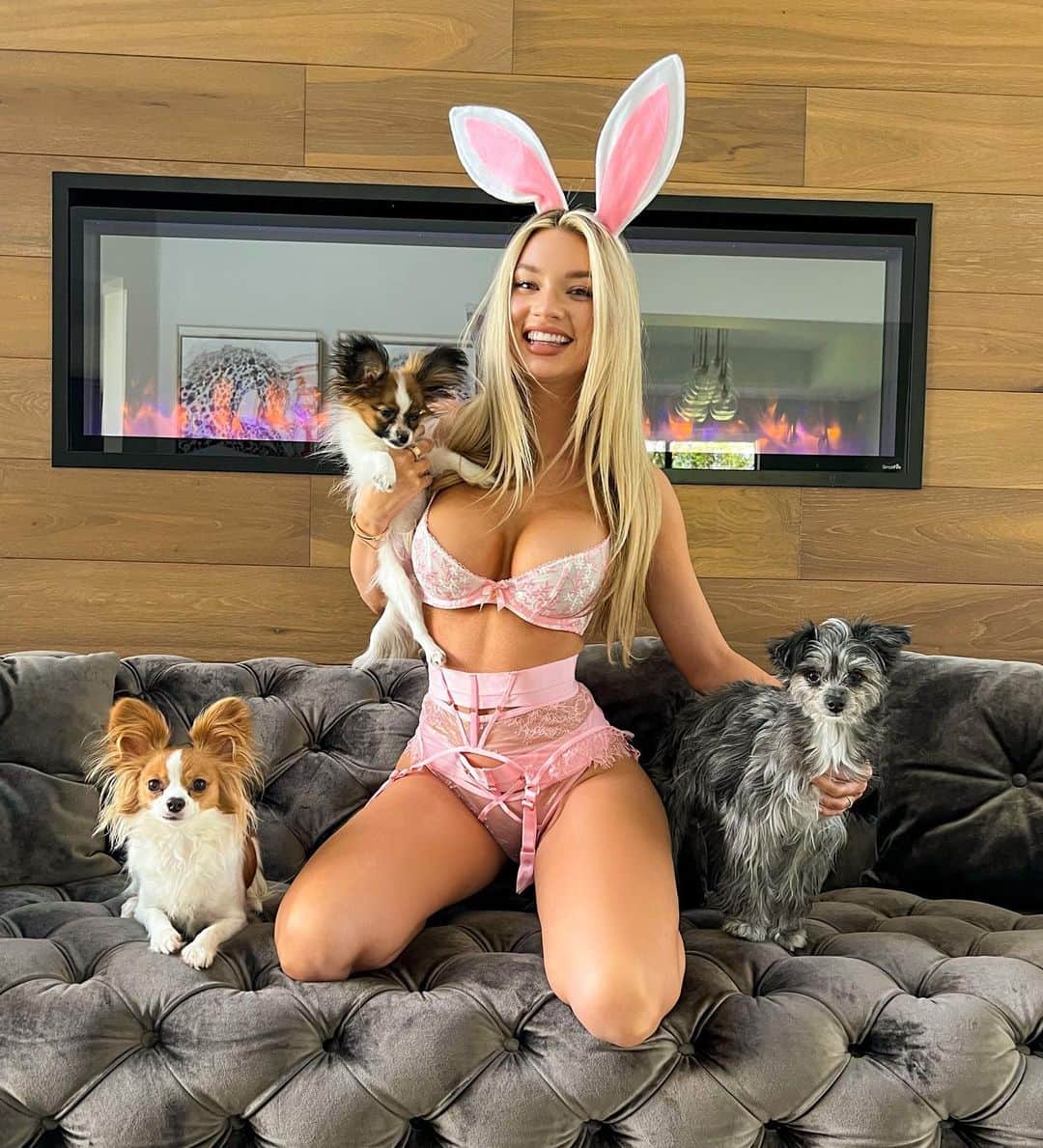 Alexa Collinsさんのインスタグラム写真 - (Alexa CollinsInstagram)「Happy Easter from me and my 3 bunnies 🐰🐰🐰」4月17日 22時00分 - alexacollins