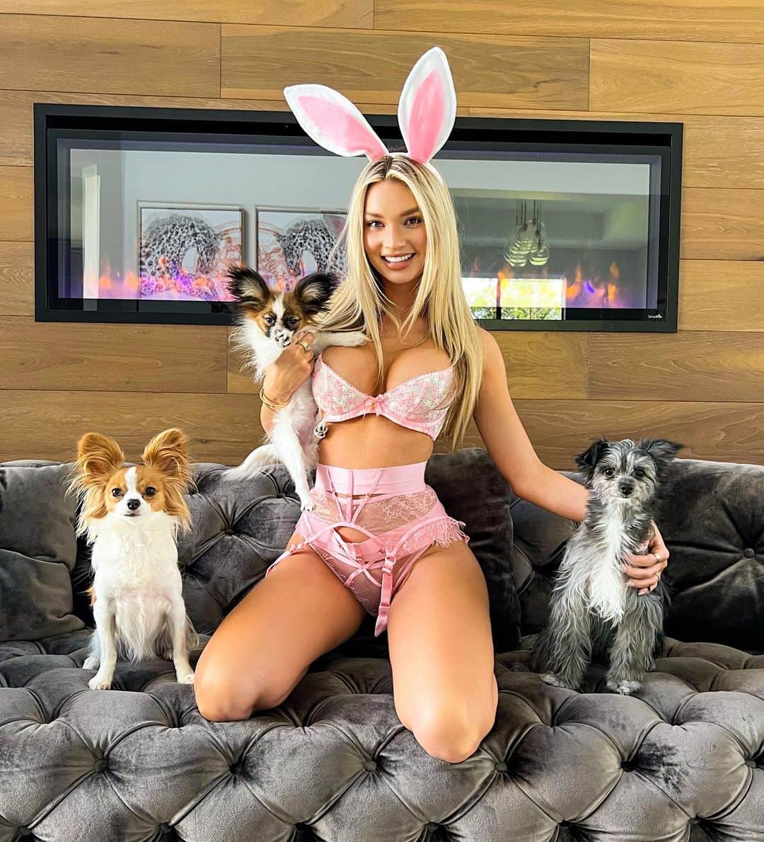 Alexa Collinsのインスタグラム：「Happy Easter from me and my 3 bunnies 🐰🐰🐰」