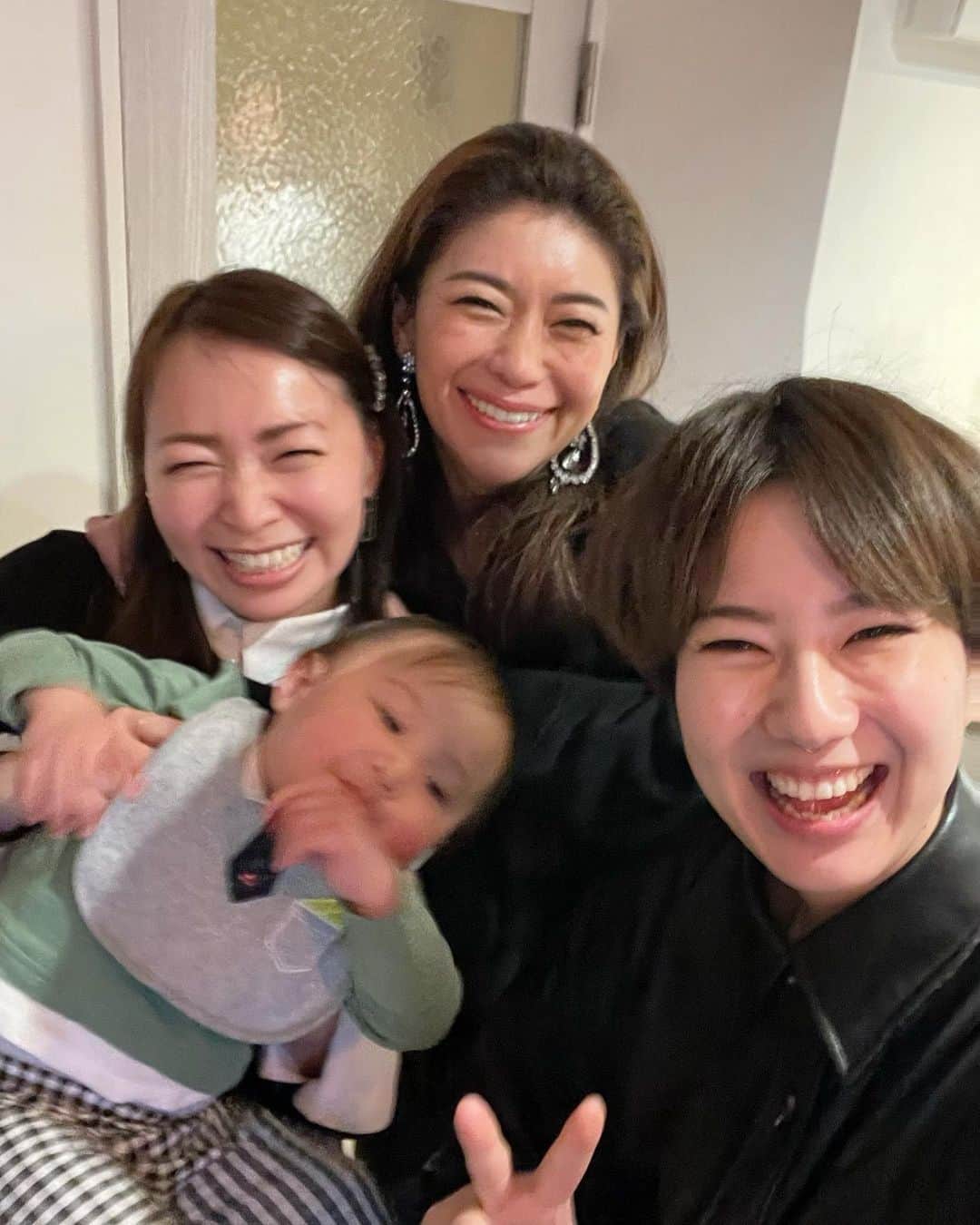 Taki Tanakaのインスタグラム：「昨日と一昨日のこと。  1.2.3.4.5 @nogawamai の自宅で晩ごはん。 @ya_mai800 と#まいまいまい会 。ここでも私のBDを祝ってもらう。まいまいと一緒に誕生日の乾杯するのはもう15回目！らしいw。かけがえのない存在。 そしてこの間産まれてきたと思っていたBaby boyも一歳を過ぎてちょこちょこ歩いたりおしゃべりするようになっていて。あの笑顔を向けられると何でも買ってあげたくなる。まだ買ってないけどw  6 @saramary12 のブランド @irojikake 展示会へ。最終日の夜に伺ったからギリギリで申し訳ないなーと思いきやまだまだたくさんの人で賑わっていて人気の高さが伝わる。 ゆるっと可愛いロゴニットのセットアップと沙羅とおそろい♡の黒いドレスをオーダー。楽しみ。  7.8.9.10 @pika_nag_  と@donciccio_tokyo で晩ごはん。まだ20代のピカとはうんと歳は離れているが生粋のニューヨーカーらしくハキハキと明るくて一緒にいて気持ちがいいかわいこちゃん。 食後は @naomimi.daikanyama の店へ。近所に住むなかよし@shinichiro_takii も急遽合流。 ゴルフの話でみんなが盛り上がり、私にも始めるように強くw勧められる。ゴルフブームで最近同じように誘われることが多い。 ついに何十年ぶりかに復活しようかなあ。#五十の手習い」