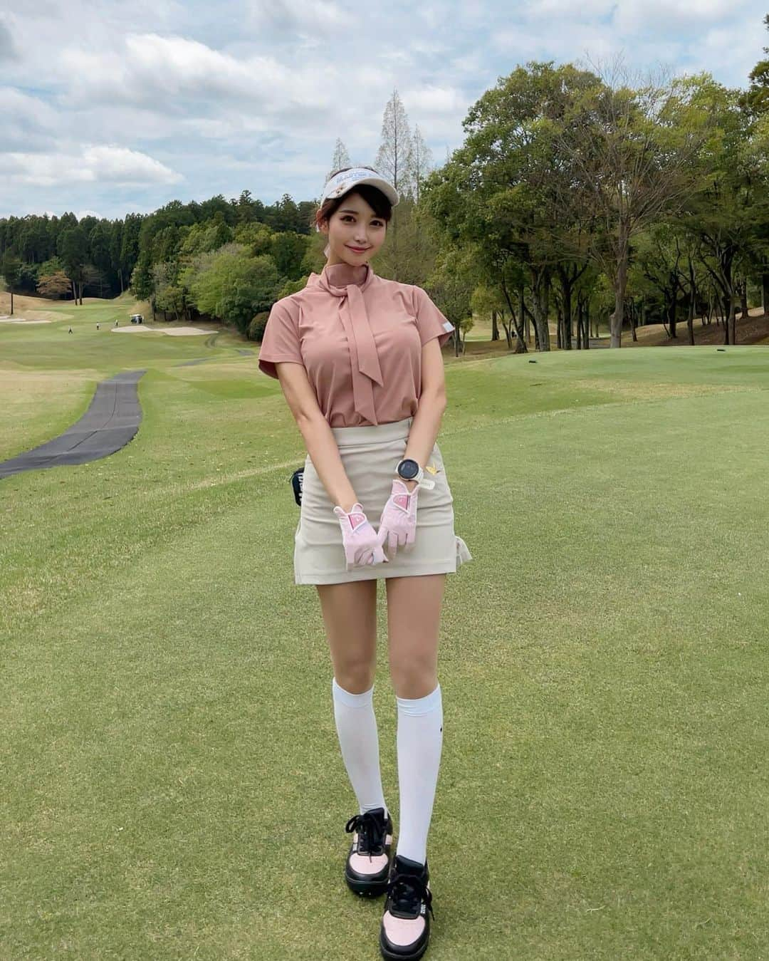 MAYUさんのインスタグラム写真 - (MAYUInstagram)「. こんにちは🤍 . ボウタイがかわいいトップスは @lenan_golf だよ💖 タウンウェアとしても全然いけちゃうゴルフウェア⛳️ この色味とってもかわいい〜🥺💖 しかも動きやすい素材だったのが嬉しいポイント☝🏻✨ . スカートは @1piu1uguale3_golf  ウノピュのスカートはミニ丈でかわいいの🤍 綺麗なベージュだから、何色のトップスでも合いそう🤍 . . めちゃくちゃ曇りだったから、暖かい晴れた日にまた着ようっと☺️💐 . #ゴルフ女子#ゴルフウェア#ゴルフコーデ#ゴルフ#成田ゴルフ倶楽部#ウノピュ#lenangolf#lenan#golf#golfwear#golfgirl#golfclub#golfcourse#golfer#golflife#1piu1uguale3golf#1piu1uguale3#japanesegirl」4月17日 16時53分 - mayu.kina_golf