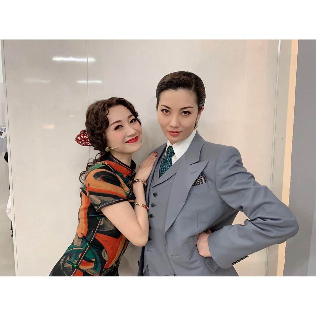 夢咲ねね（赤根那奈）さんのインスタグラム写真 - (夢咲ねね（赤根那奈）Instagram)「· 【夜来香ラプソディ】 大千穐楽を迎えることができました💓 沢山の方々に支えて頂き、この日を迎えられたと何度も実感しました 温かい応援を本当にありがとうございます😌 毎日が楽しくて風のようにあっという間に通りすぎたような気がします。 このカンパニー大好きだったなぁ♡ また皆さんと御一緒できることを信じて私も1歩1歩精進します。  #夜来香ラプソディ #音楽劇 #マヌエラ #🦋 #大千穐楽 #長岡  写真は、1枚目 川島芳子さん✨ 舞台上では悪態をついてますが、楽屋では優しいお姉様💓 2枚目は、白光さん✨ バイバイ上海の場面は、なんだか懐かしい場面でした笑 3枚目は、支配人✨ もう、毎回一緒にお芝居するのが楽しかったです😊 色々と👏✨」4月17日 17時13分 - yumesaki__nene