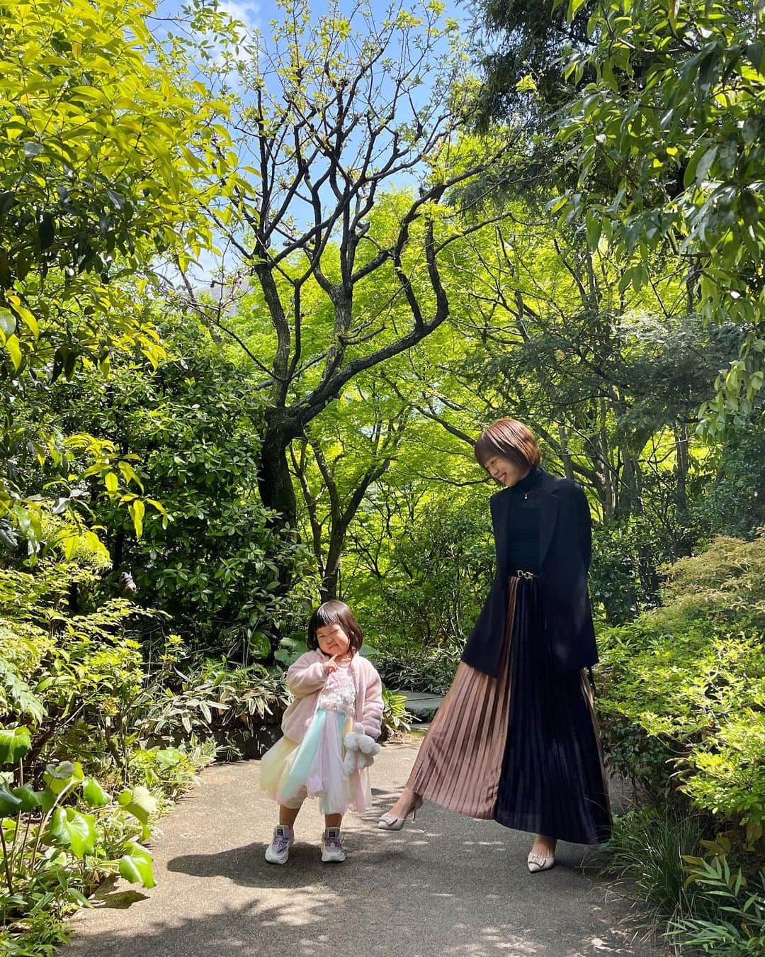 DJ YURiAのインスタグラム：「愛しの娘とデート❤️ 毎週末ドレスを着る娘💃🏻  自然に癒されに山へ、、 と見せかけてここは港区🕺🏻笑  娘のお誕生日プレゼントを買いに行った日。  また全身 @shein_japan  ベストだけ @zara   個性的なデザインのスカート、とってもお気に入り♡"ツートーンプリーツスカート"という商品。付属のベルトは長すぎたので別のベルトにしました。それもSHEINのだけど笑 しっかりしてるけど透け感があって厚くない不思議な生地でシワになりにくいのも嬉しい☺️  SHEINクーポンコード 【yuria01 】  #ootd  #港区 #スカートコーデ  #ママコーデ」