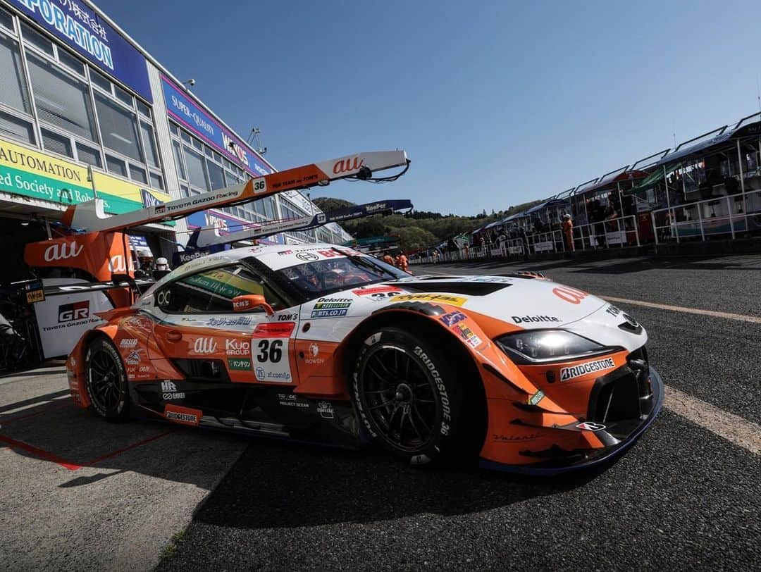 近藤みやびさんのインスタグラム写真 - (近藤みやびInstagram)「SUPER GT 開幕戦決勝！ 36号車 TGR TEAM au TOM'Sは 6位で無事フィニッシュしてポイントゲット❤️‍🔥 応援ありがとうございました📣  次戦は5月3,4日富士スピードウェイで開催！！ お楽しみに🧡🤍  やっぱり楽しいなぁ。レースって。  #モータースポーツ #レース #レースクィーン #レースクィーンオブザイヤー #近藤みやび #みやび脚 #岡山 #岡山国際サーキット #toms #tomsracing #supergt」4月17日 17時32分 - miyabiiiii_kondooooo