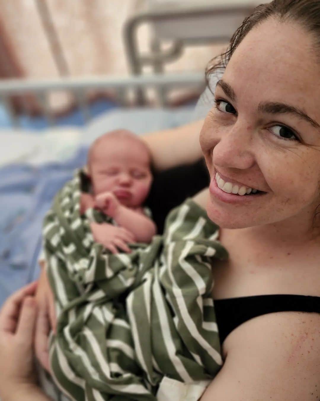 サラ・ウォーカーのインスタグラム：「🥰 10.04.22 - Maia Kobe Elliott 🥰  Maia - Maori for brave warrior, courage, confidence  Kobe - She has been to two Olympic Games already so we combined the end of Tokyo (when we found out I was pregnant) and the beginning of Beijing (last trip before her arrival)」